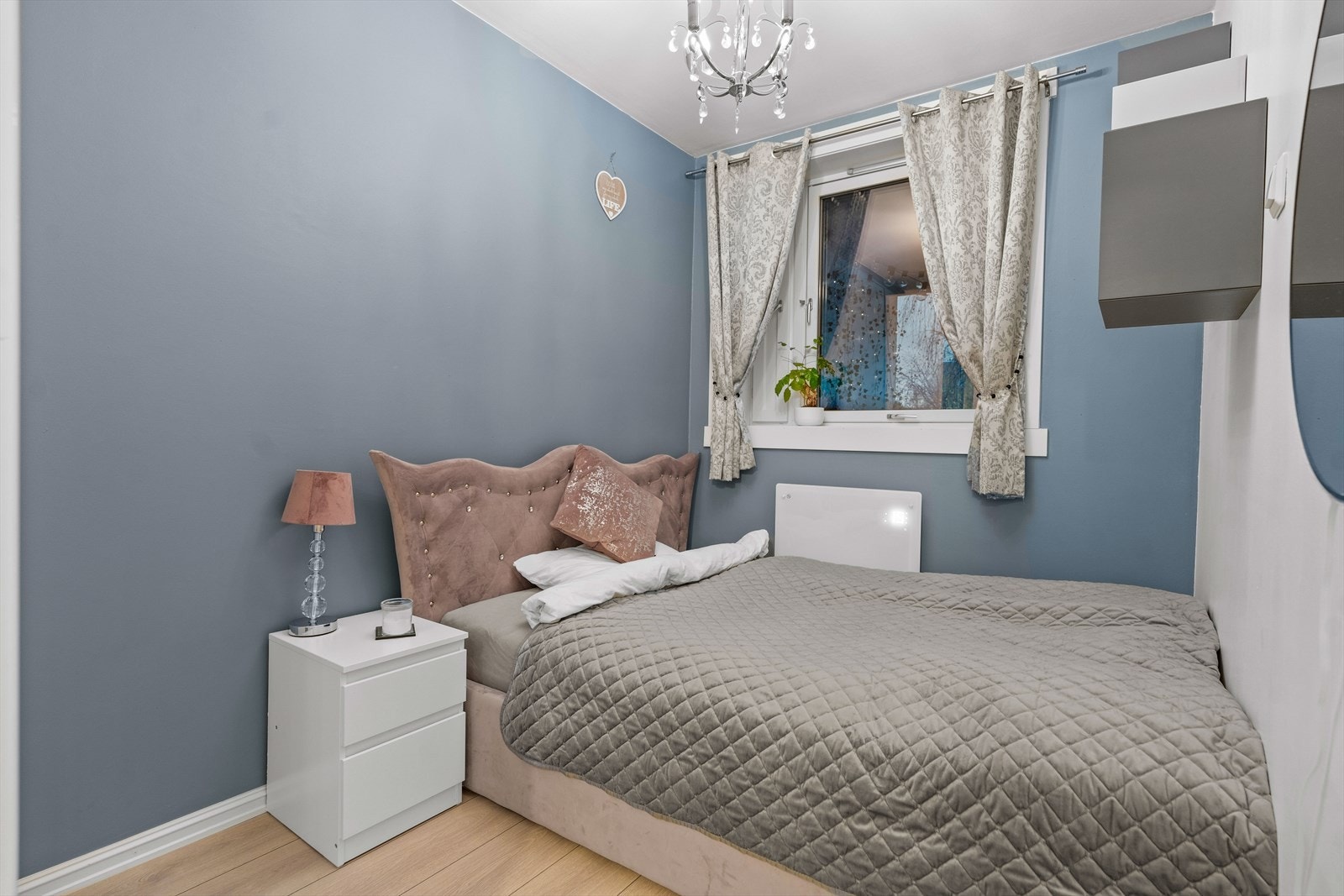 På soverommet er det plass til dobbeltseng med tilhørende nattbord. Galleribilde