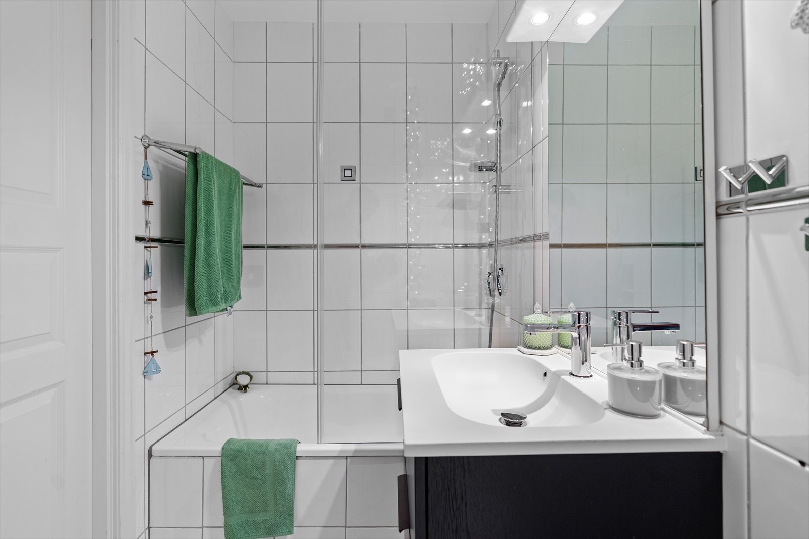 Det er montert dusjarmatur over badekaret. Galleribilde