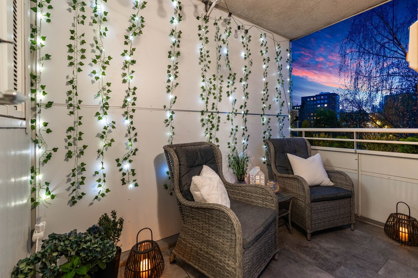 Fra stuen er det utgang til en hyggelig overbygget balkong. Galleribilde