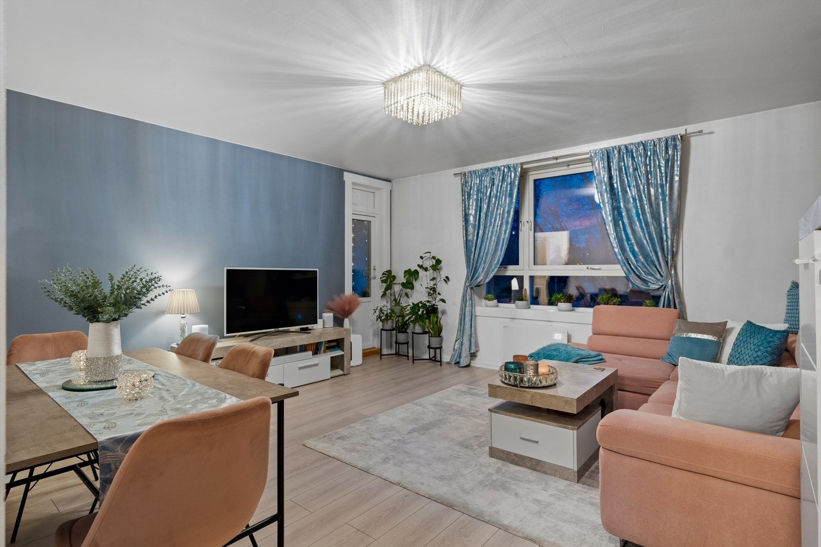 Dette er en arealeffektiv og lys 2-roms fint beliggende i byggets 4. etasje. Galleribilde