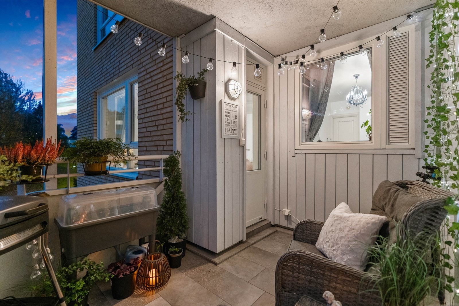 Her ute er det plass til sittegruppe, samt gass-/elektrisk grill. Galleribilde