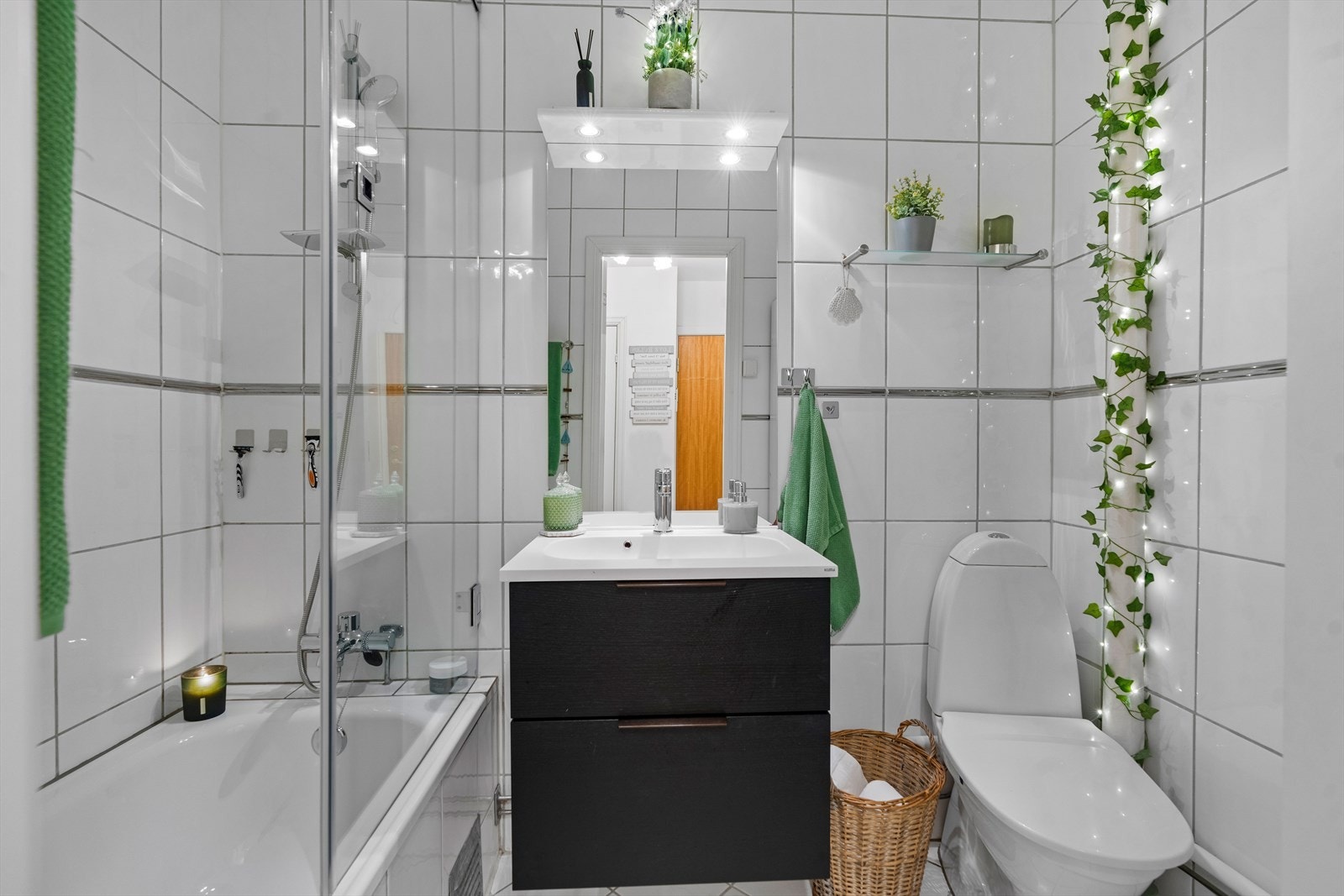 Boligen har et eldre baderom, med behov for modernisering. Galleribilde