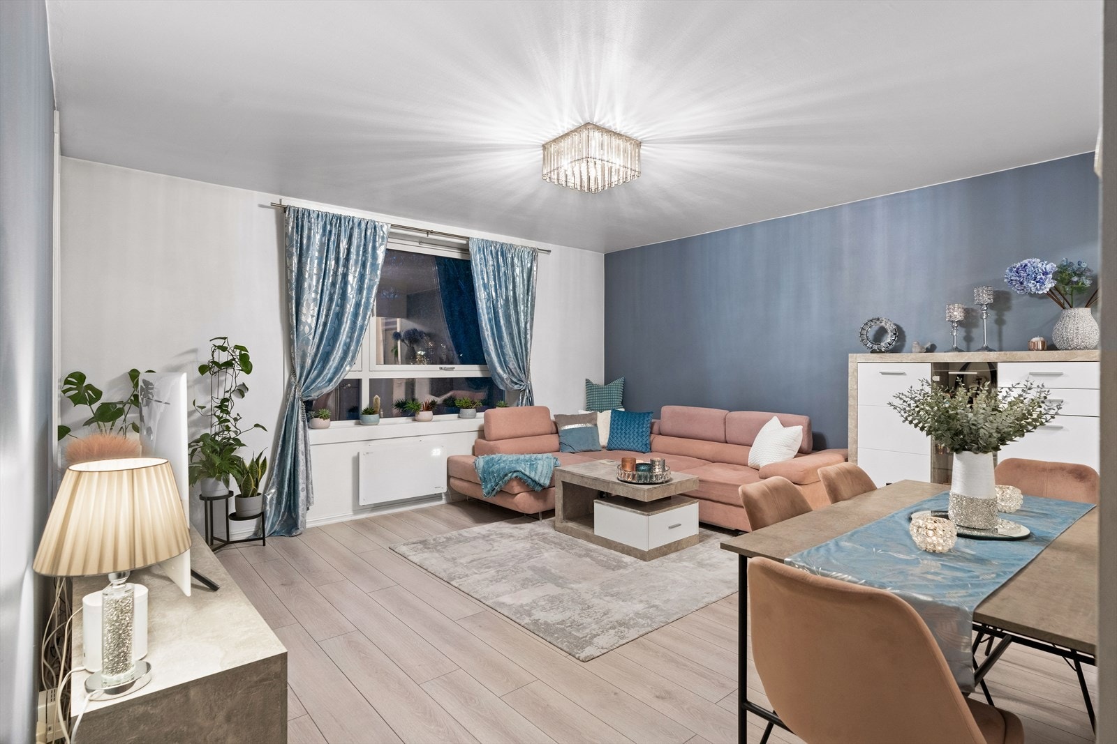 Stuen er av fin størrelse, med plass til sofaseksjon, tv-møbel og spisegruppe. Galleribilde