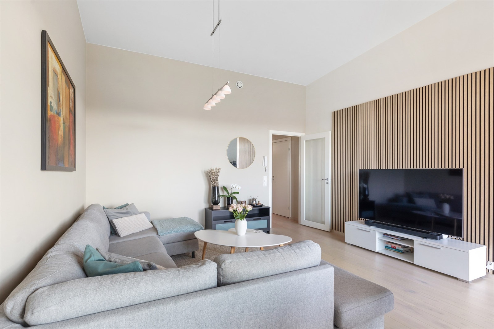 En spilevegg i tre gir en lun og moderne detalj til stuen Galleribilde