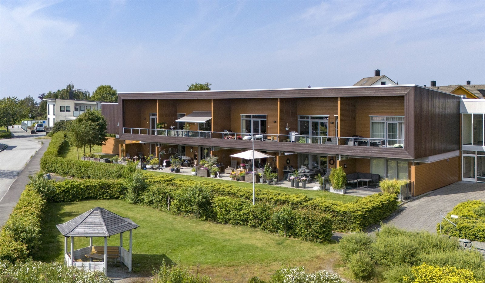 Fellesområdene er pent opparbeidet med plen og beplantning. Fotograf Marianne Lyse Galleribilde