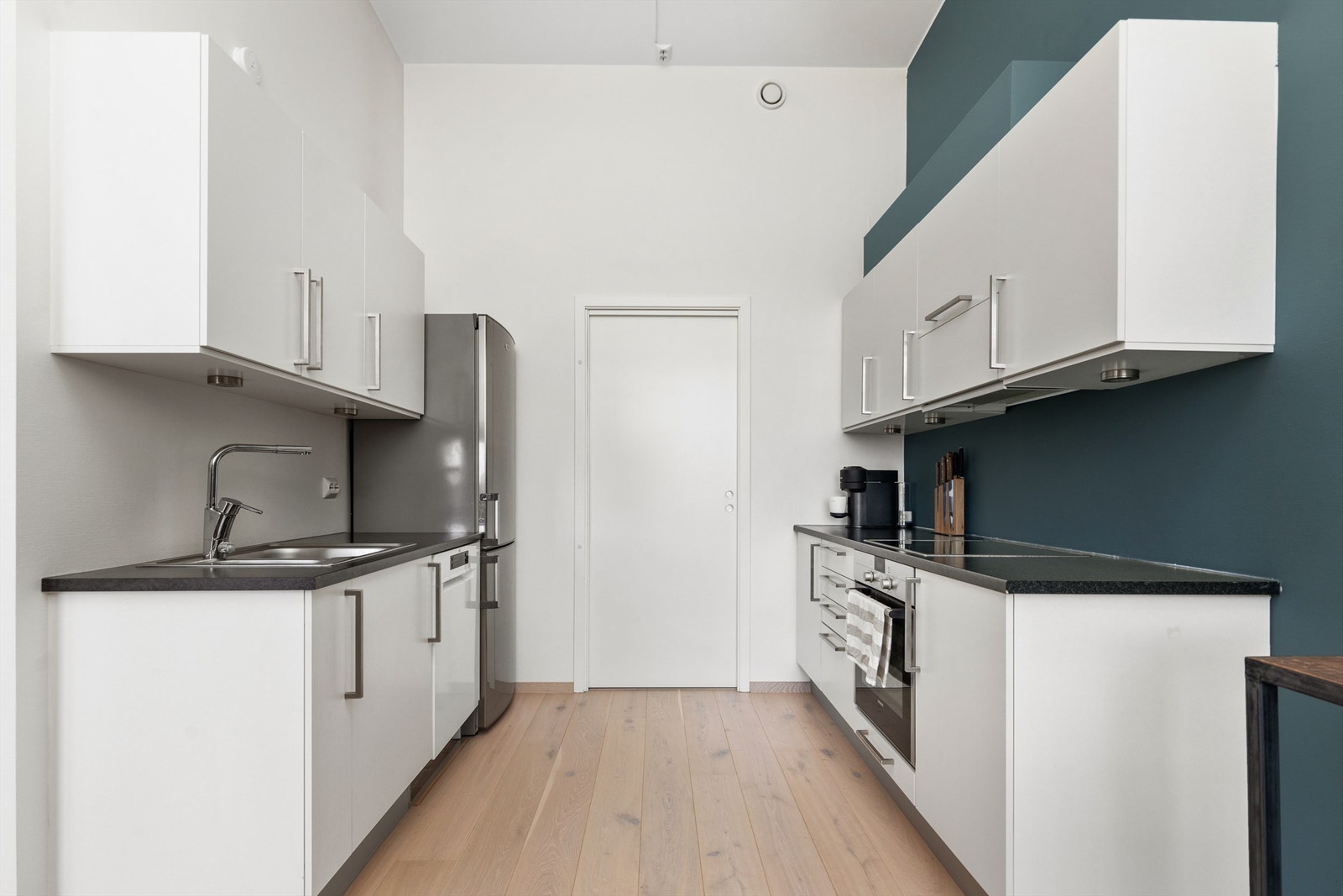 Godt med både skap- og benkeplass Galleribilde