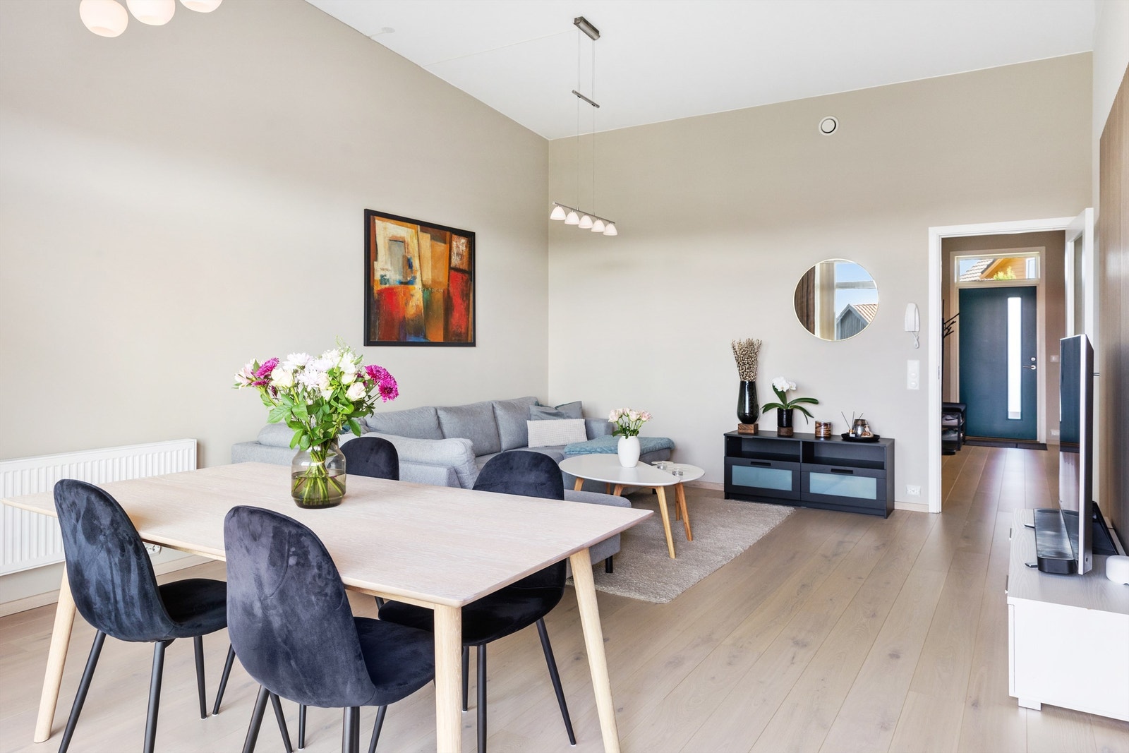 Rommet er lett å møblere og gir god plass til både sofagruppe og spisebord Galleribilde