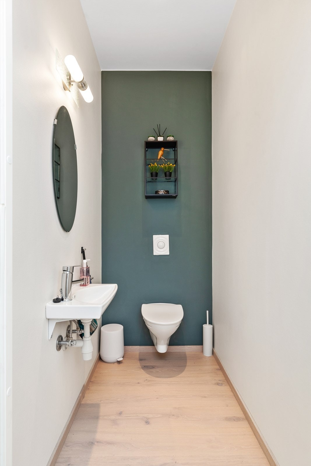 I tillegg til badet har leiligheten et praktisk, separat toalettrom Galleribilde