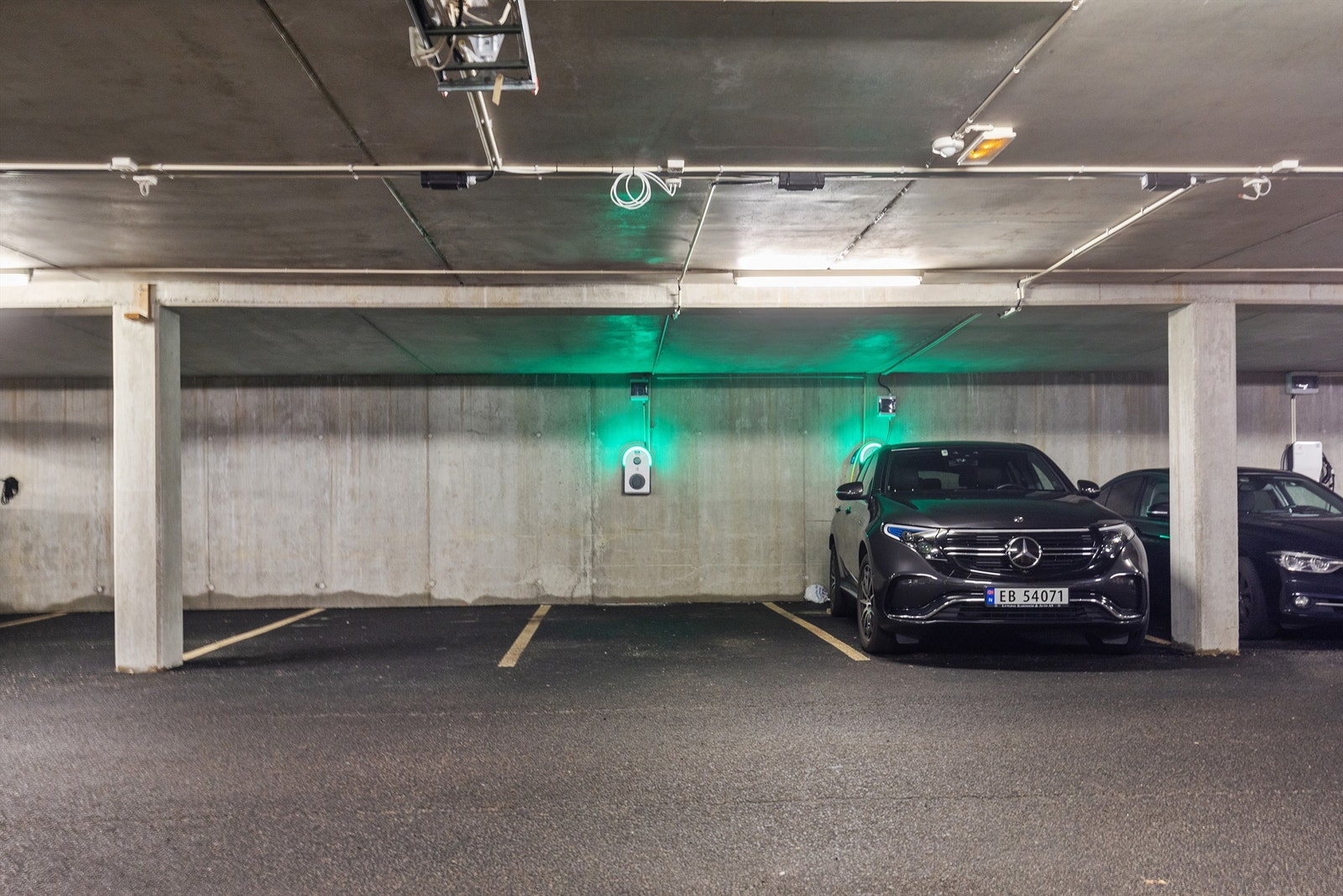 I felles garasjeanlegg disponerer leiligheten en biloppstillingsplass med elbillader, samt en ekstern bod Galleribilde