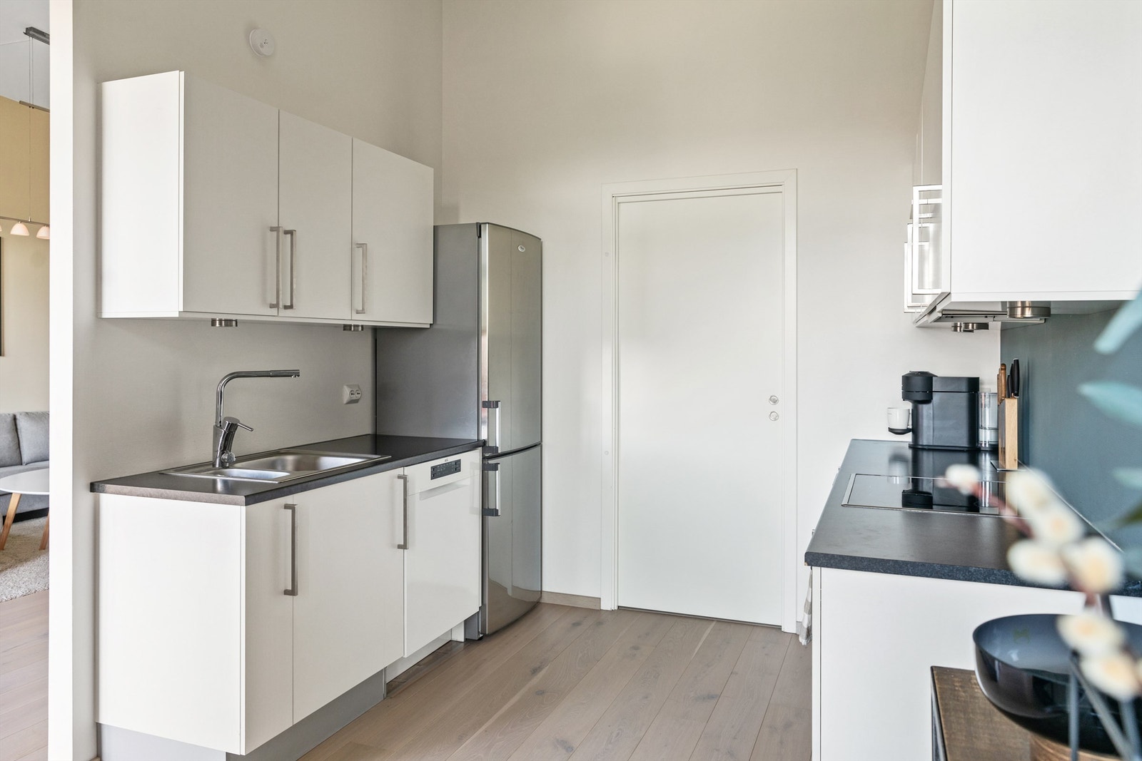 Kjøkken med god takhøyde og hvite fronter Galleribilde