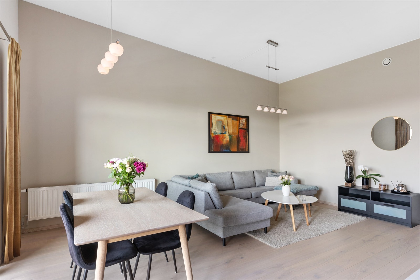 Spiseplassen er et naturlig samlingspunkt mellom stuen og kjøkkenet Galleribilde