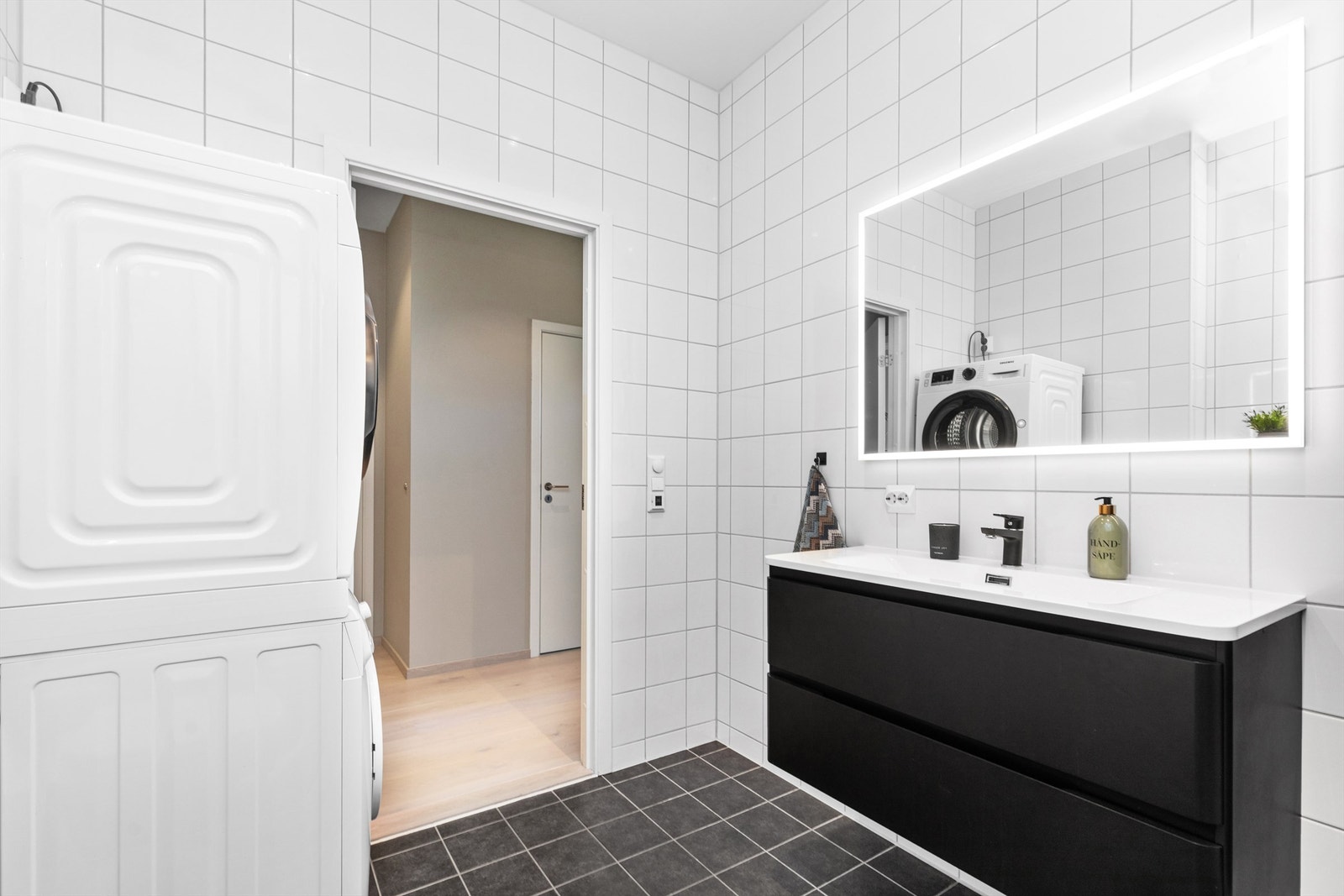 Her er det gulvvarme for ekstra komfort, samt opplegg for vaskemaskin og tørketrommel Galleribilde