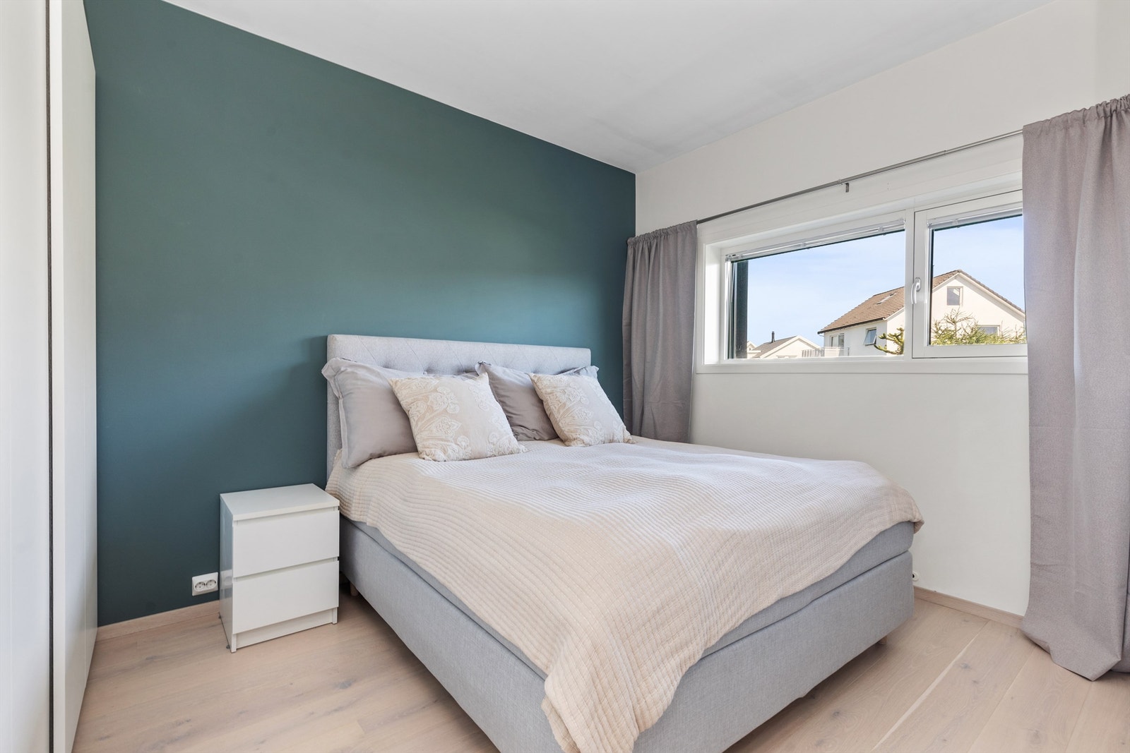 Leiligheten har to soverom. Hovedsoverommet har god plass til dobbeltseng. Galleribilde