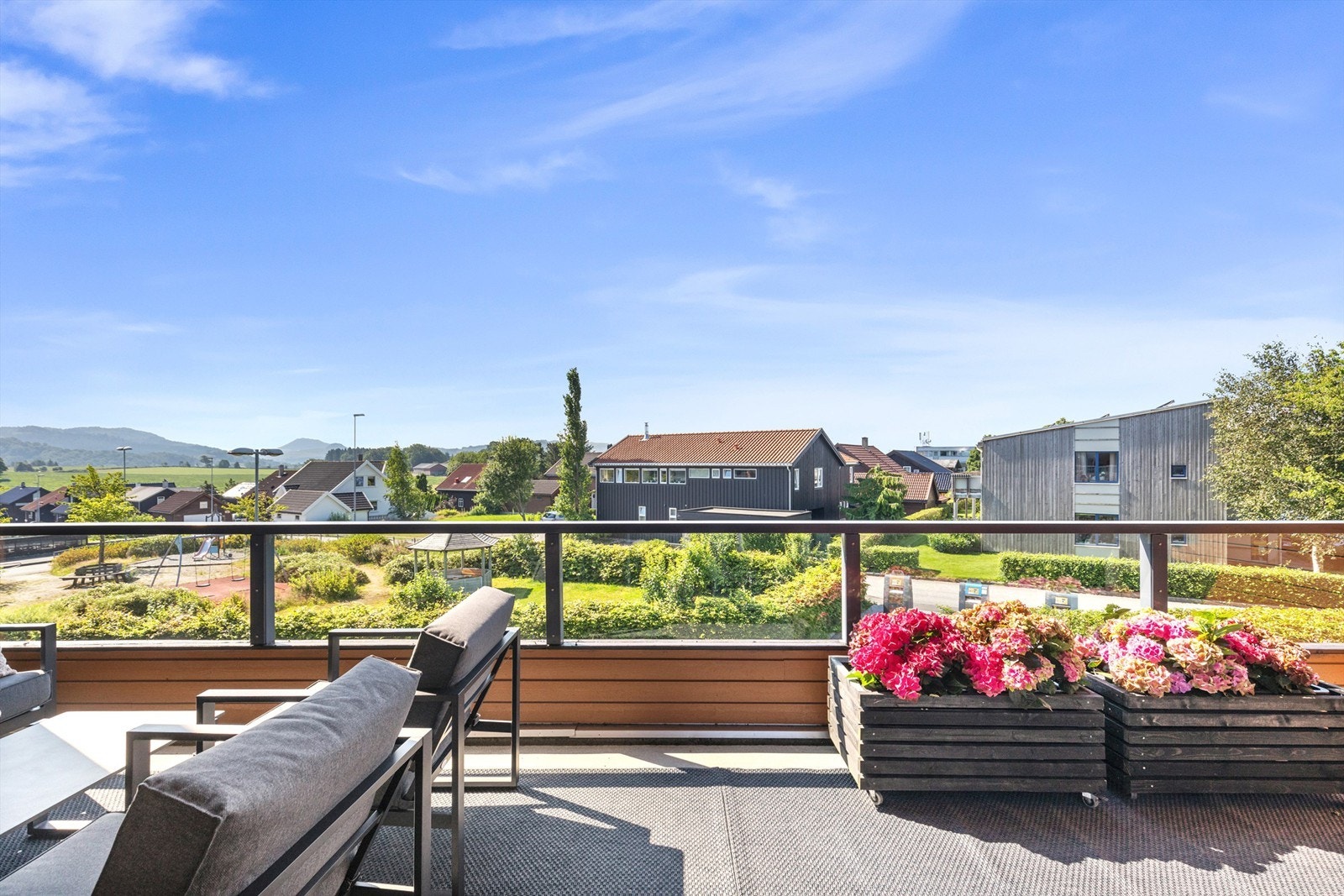 Fra balkongen har man utsikt over nærområdet og grønne arealer Galleribilde