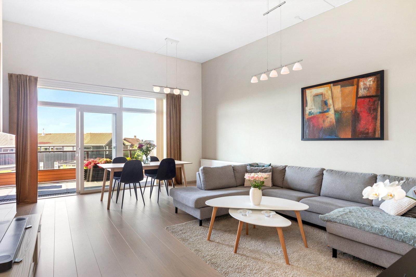 Stue med store vindusflater som slipper inn rikelig med naturlig dagslys Galleribilde