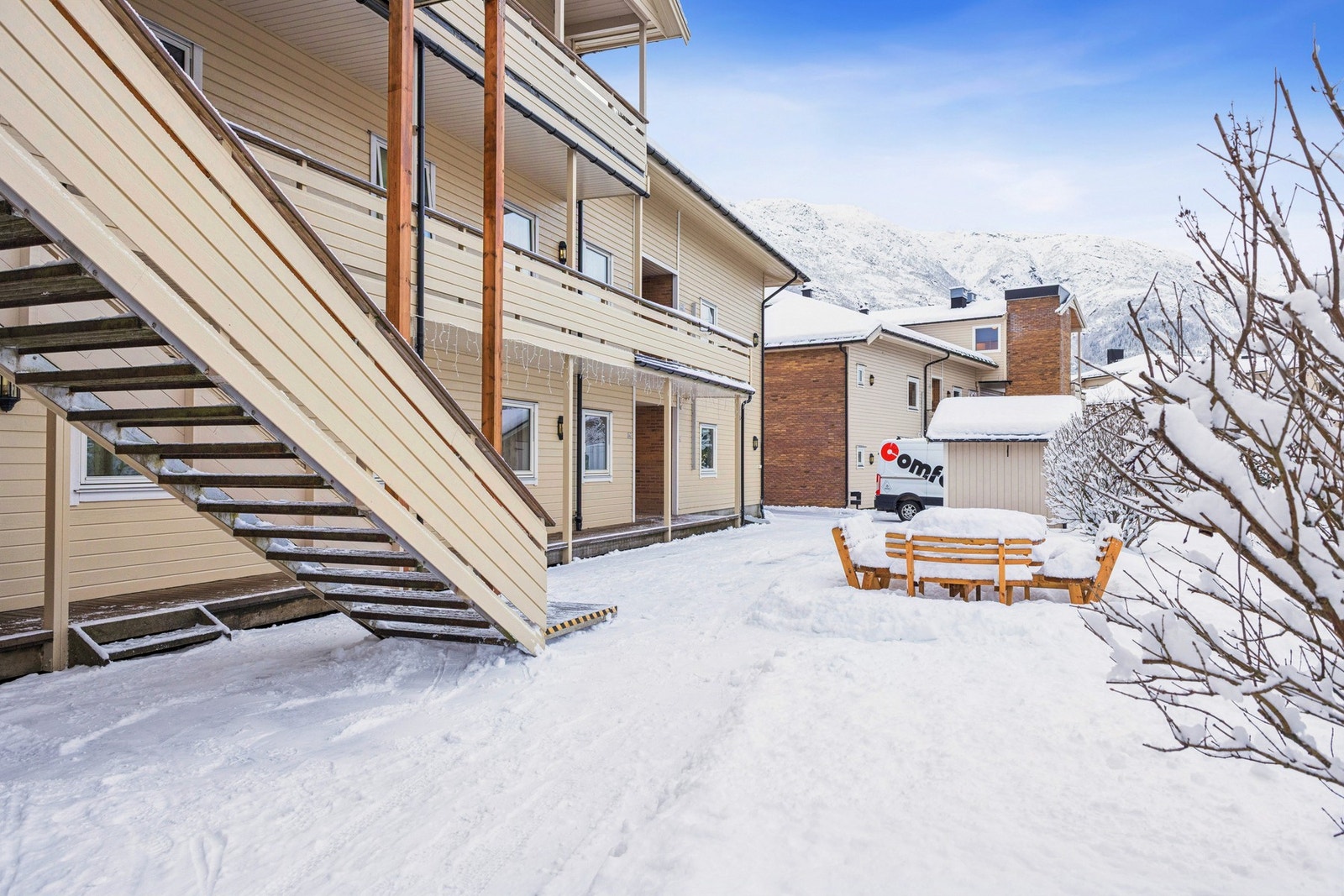 Tomtestørrelsen er på ca. 9115 m², fordelt på Skjerva Park 1-2-3. Felles utebod med litt hageverktøy. Galleribilde