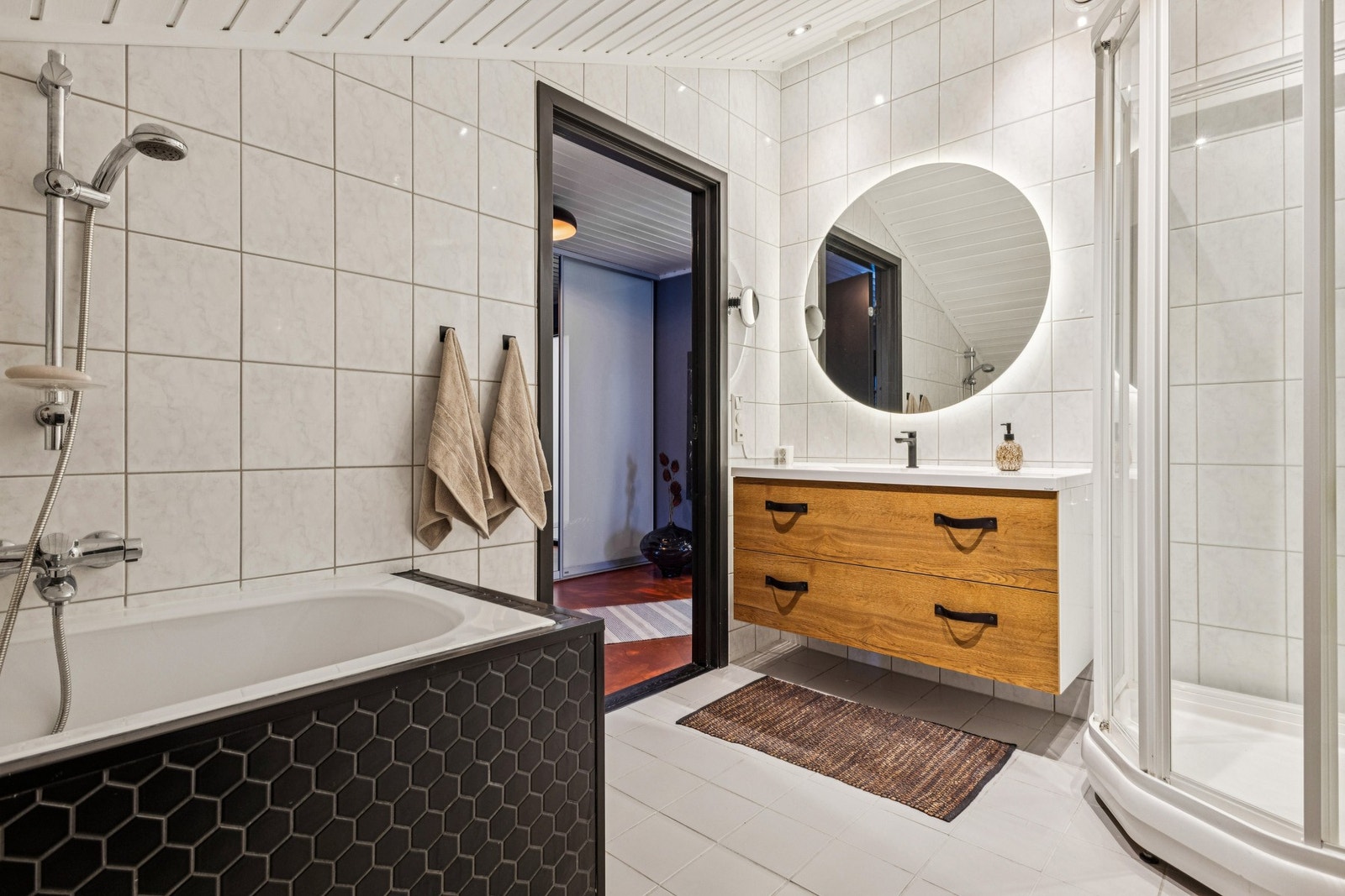 Badet er av god størrelse og byr på både badekar og dusjhjørne. Varmekabler i gulvet. Galleribilde