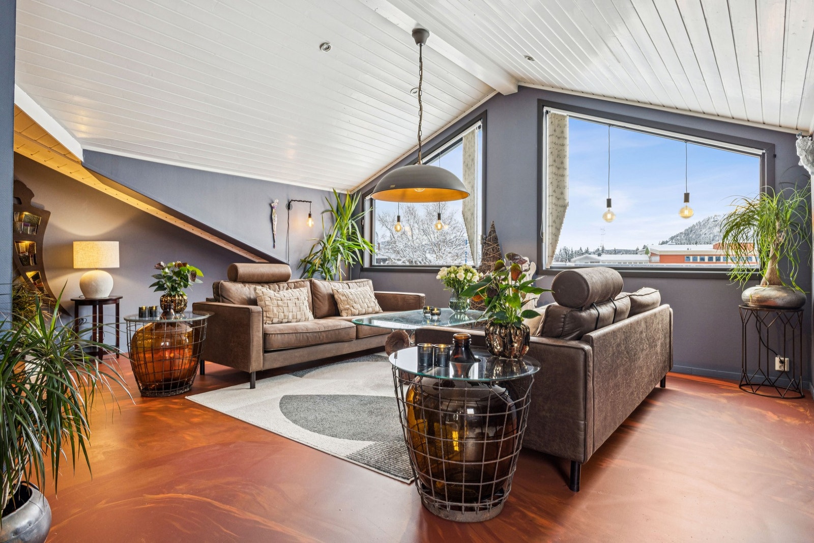 Du får en romslig og dagslys stue. Her sett mot sør, hvor formiddag- og ettermiddagssolen byr seg inn. Galleribilde