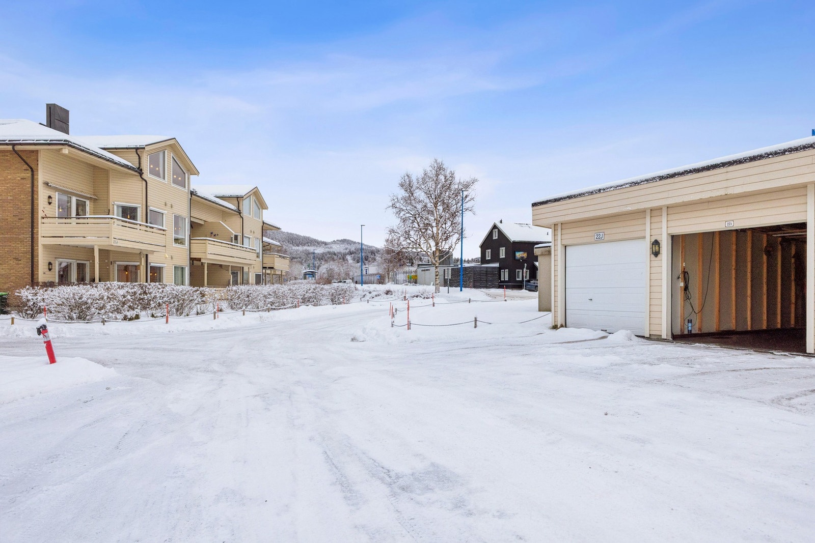 Det medfølger garasje i rekke på ca. 20 m² med innlagt el. med stikk og taklys. Mulighet å installere el-billader. Galleribilde
