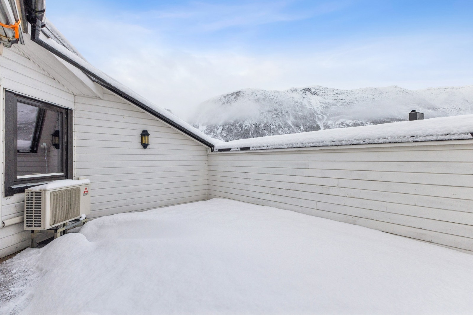Balkong én, denne vendt mot vest, og byr på ettermiddag- og kveldssol. Galleribilde