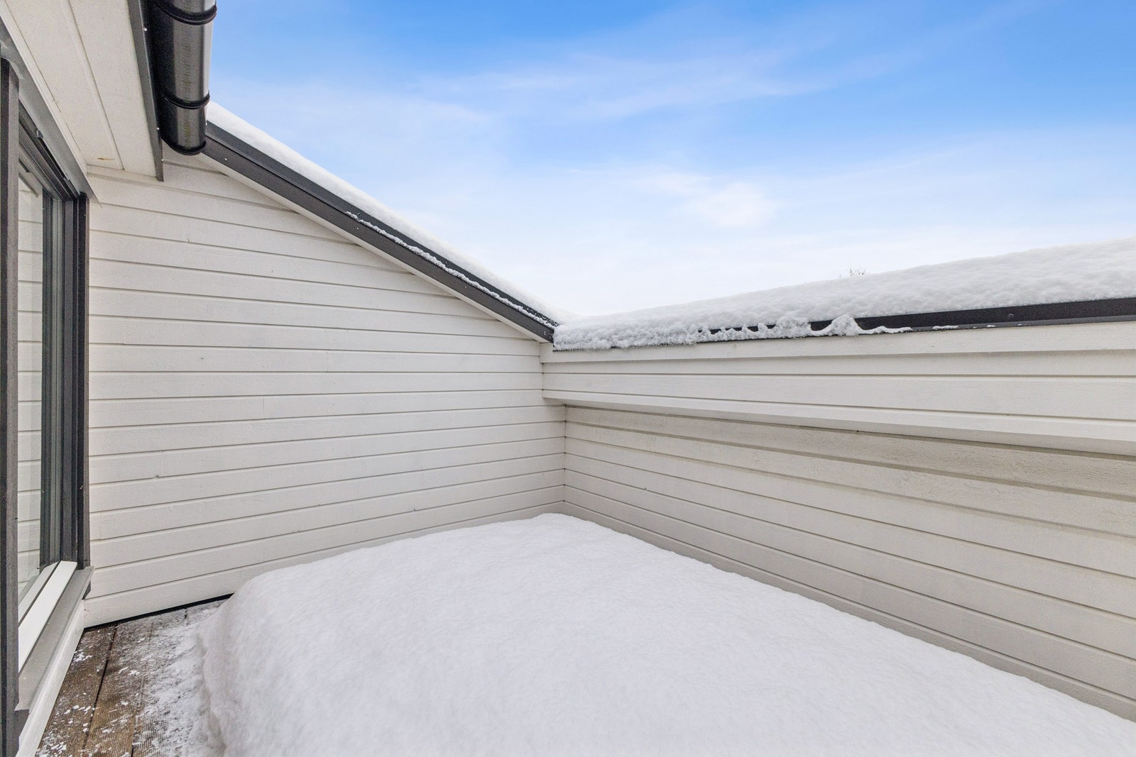 Balkong to, denne vendt mot sør, hvor du har formiddag- og ettermiddagssolen. Galleribilde