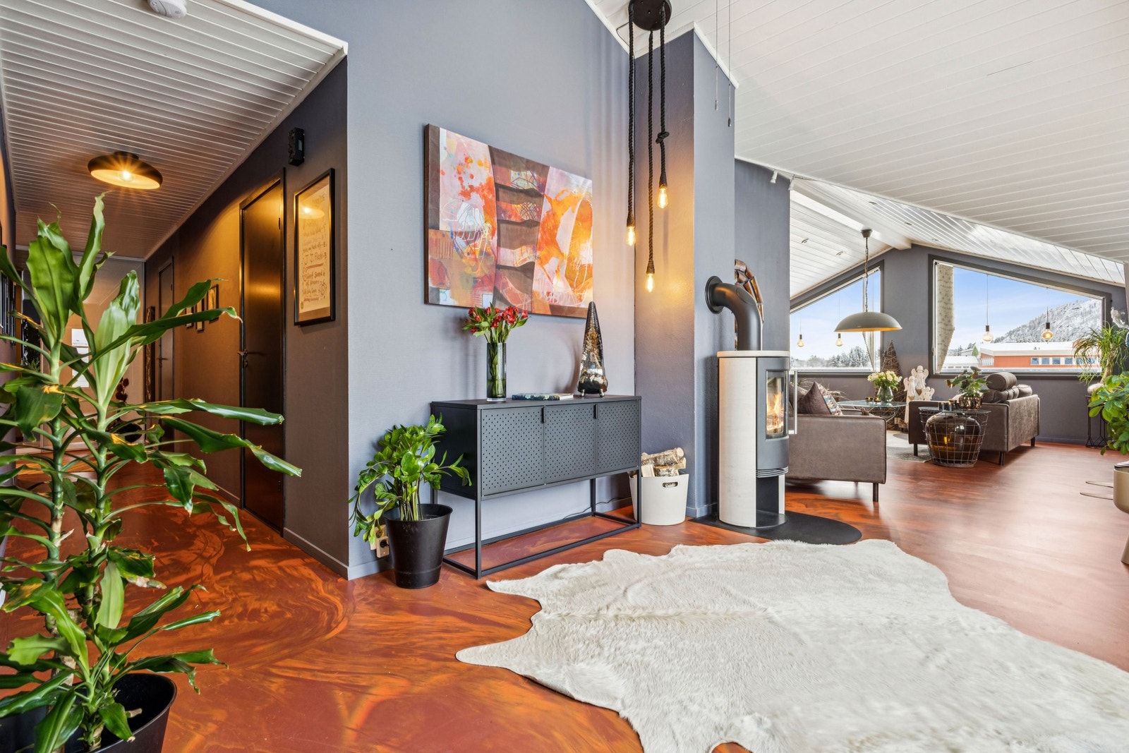 Gulvet i mellomgangen, stuen og kjøkkenet er et epoxygulv. Galleribilde