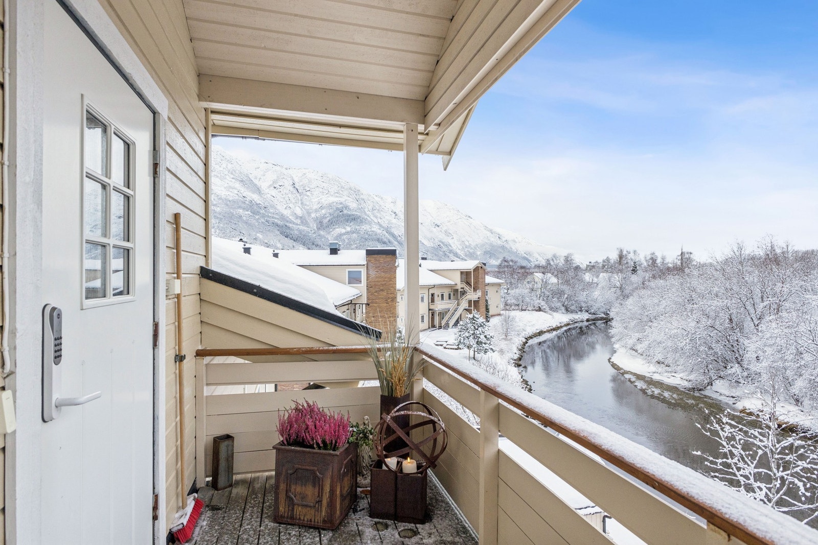 Inngangspartiet har takoverbygg, og adkomst til 3. etasje enten via trapp eller heis. Galleribilde