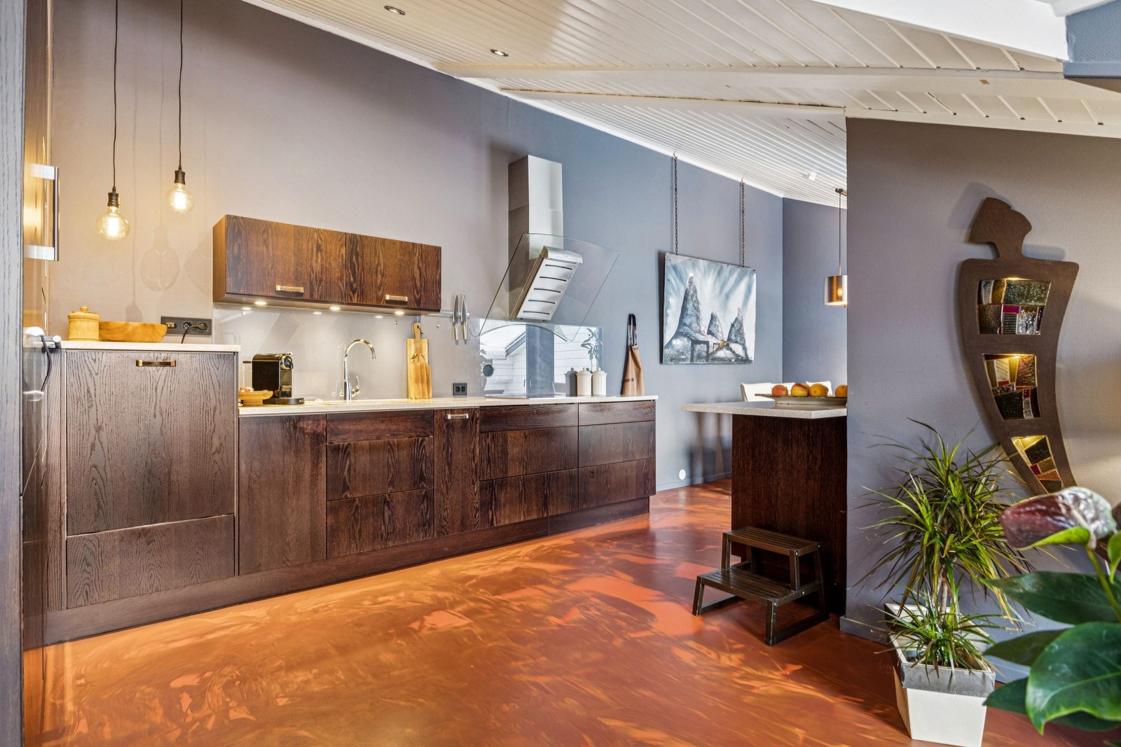 Det ble i 2015 satt inn nytt kjøkken fra Nygaard med gode hvitevarer og en slitesterk benkeplate av kompositt. Galleribilde