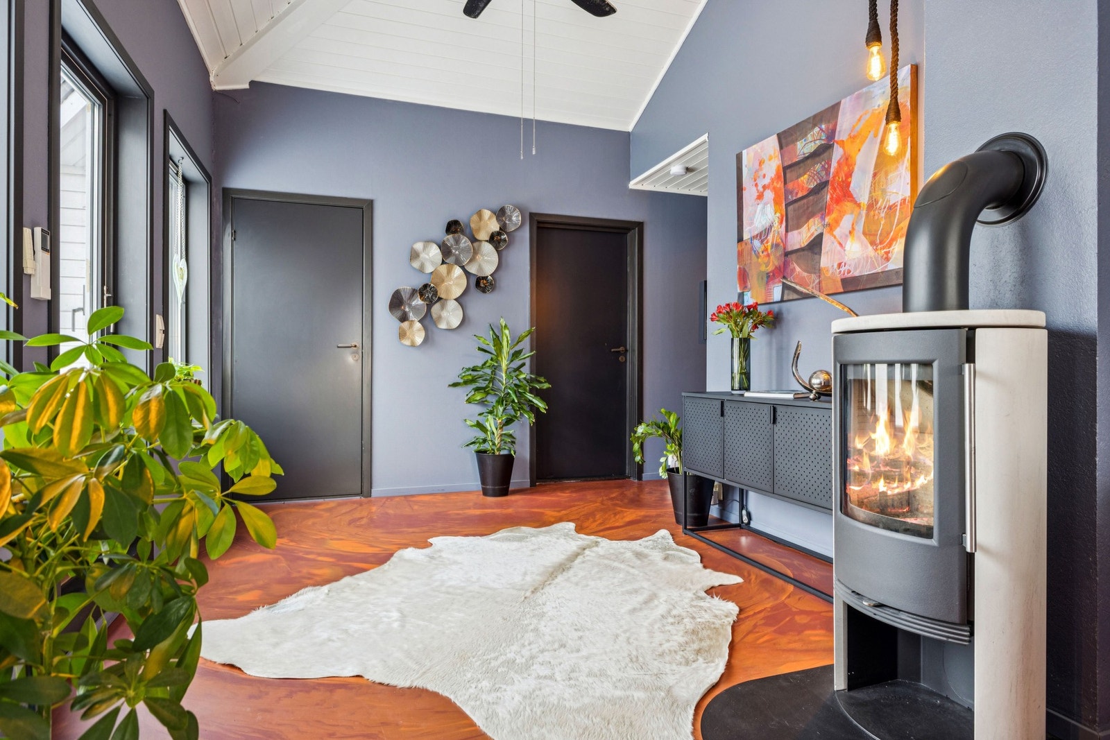 Leiligheten har oppvarming med vedovn, varmepumpe og varme i yttergang, på bad og vaskerom. Galleribilde