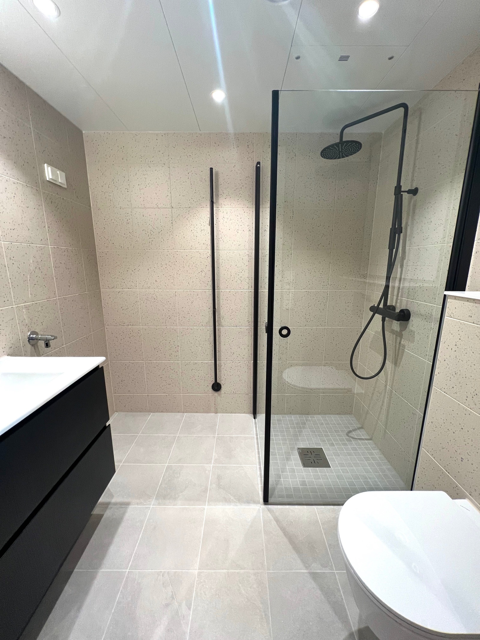 Bad med opplegg for vaskemaskin og tørketrommel. Galleribilde