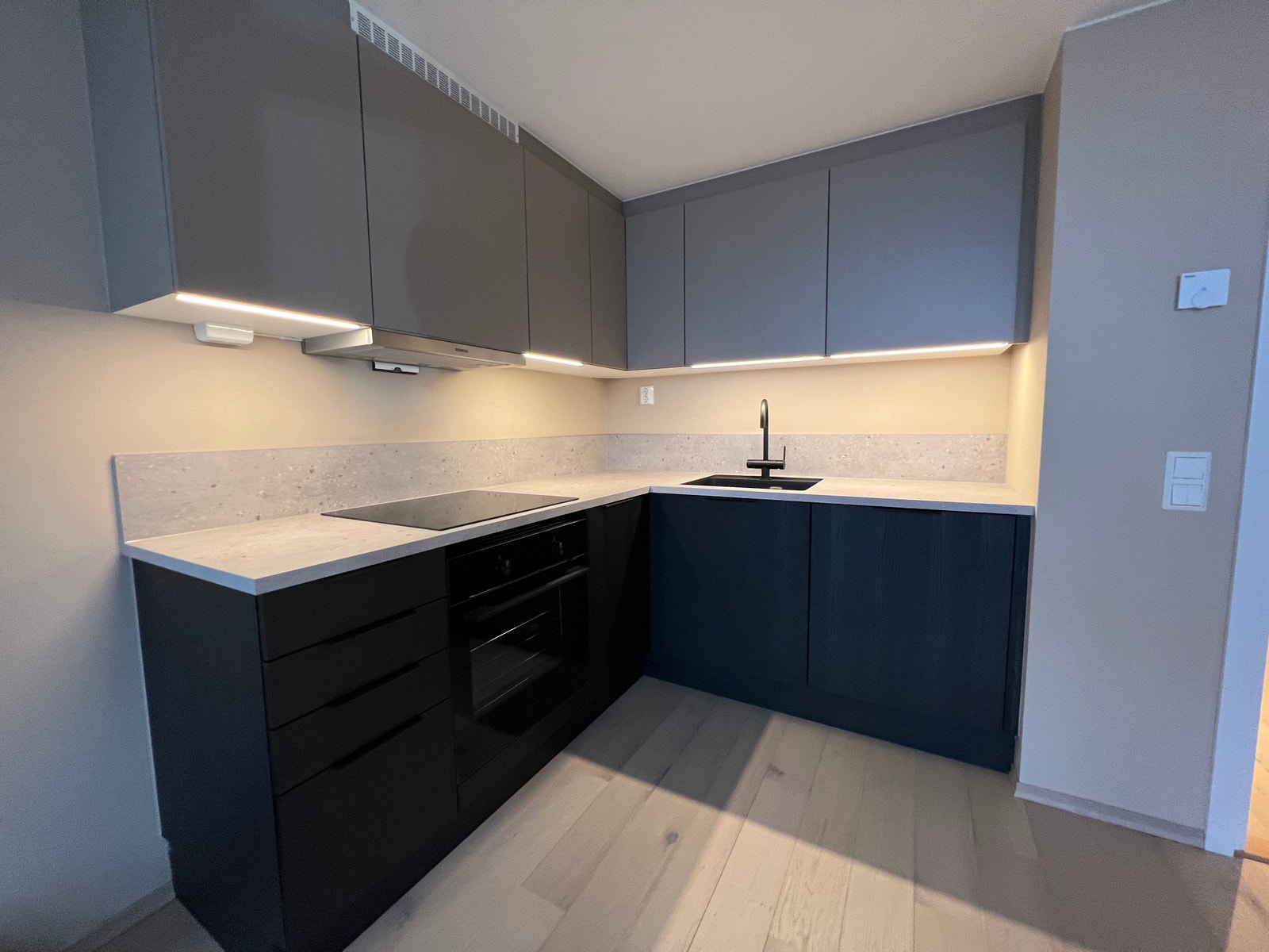 Kjøkken med hvitevarer Galleribilde