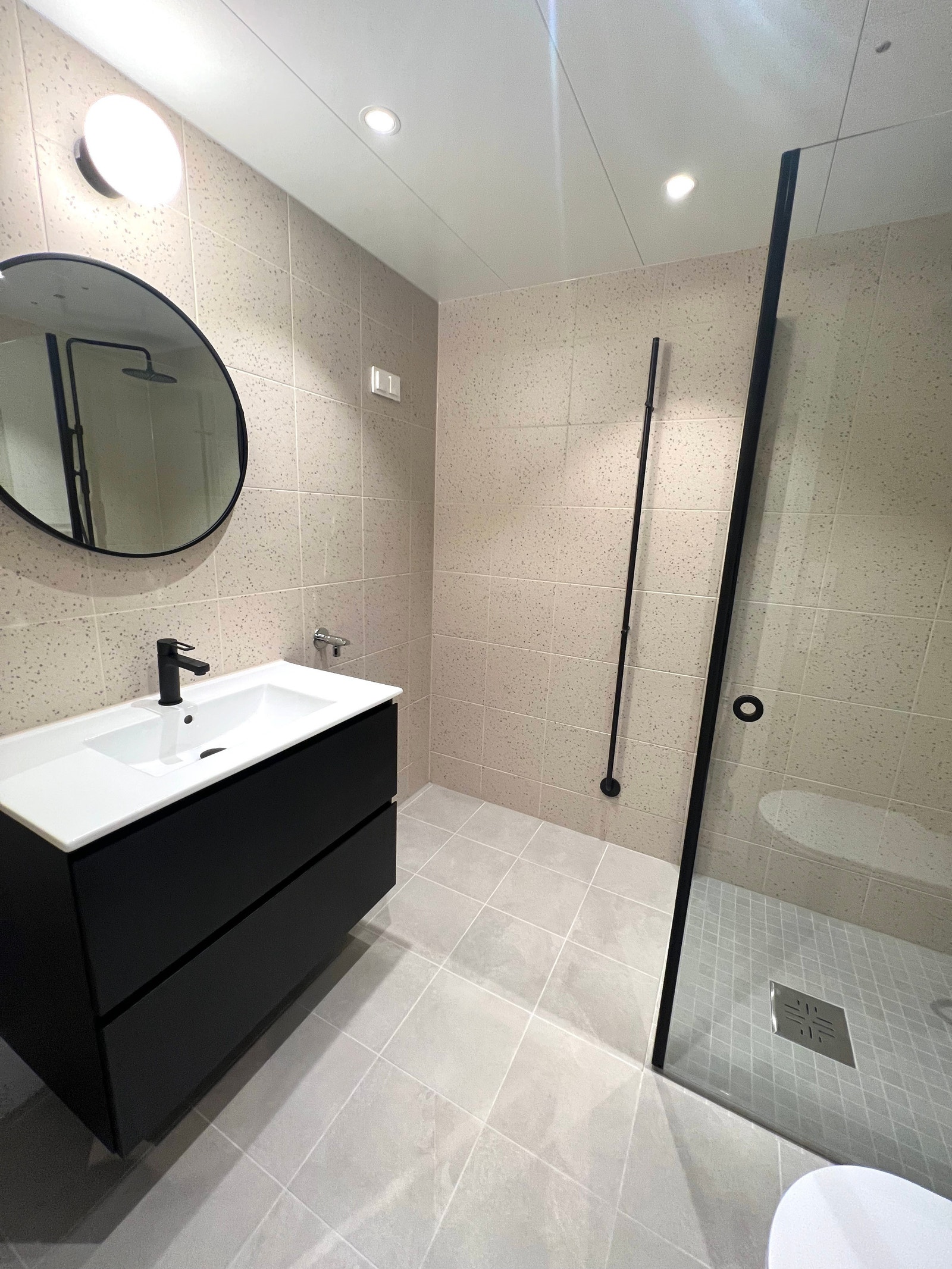 Bad med opplegg for vaskemaskin og tørketrommel. Galleribilde