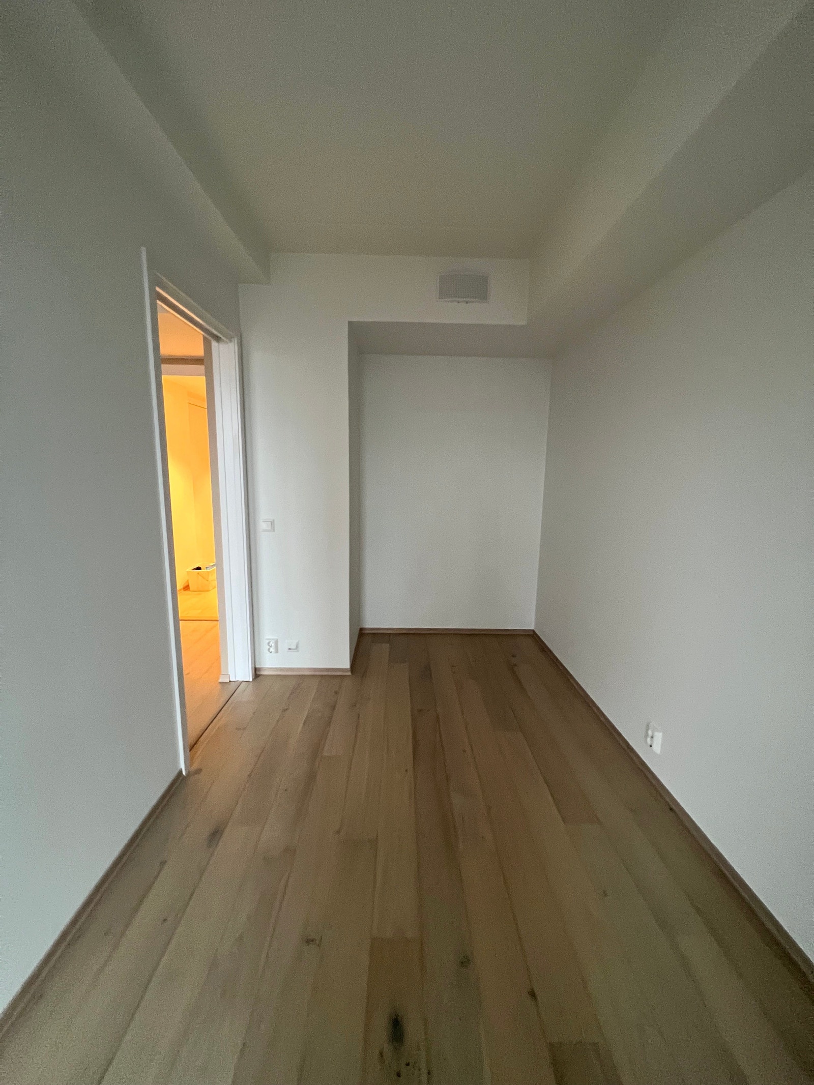 Soverom, garderobeskap blir satt opp. Galleribilde