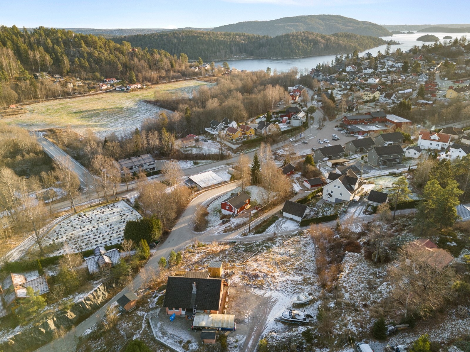 Eiendommen ligger i umiddelbar nærhet til diverse forretninger og serveringssted i Åros sentrum Galleribilde
