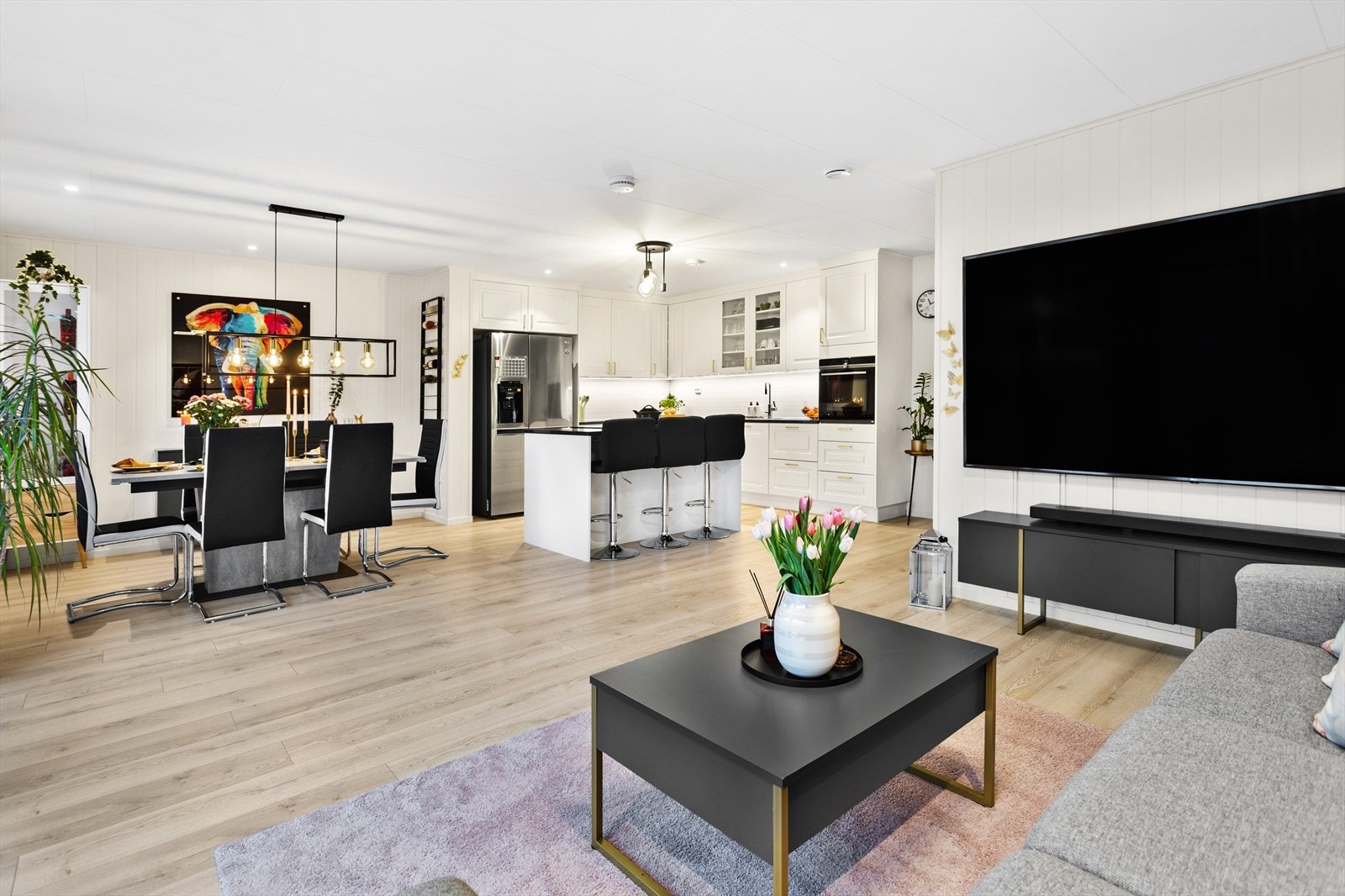 Romslig kjøkken med kjøkkenøy for ekstra sitteplass Galleribilde