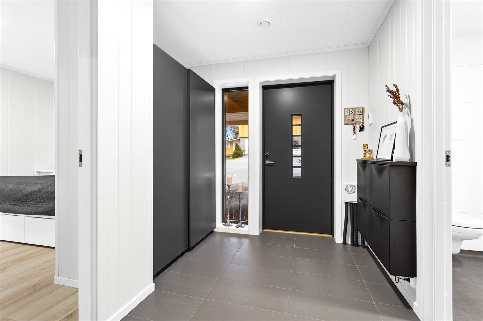 Velkommen inn, i entreen er det flislagt gulv og innbygd garderobe. Til høyre i bilder er bad/vaskerom og til venstre er det et rom/bod Galleribilde