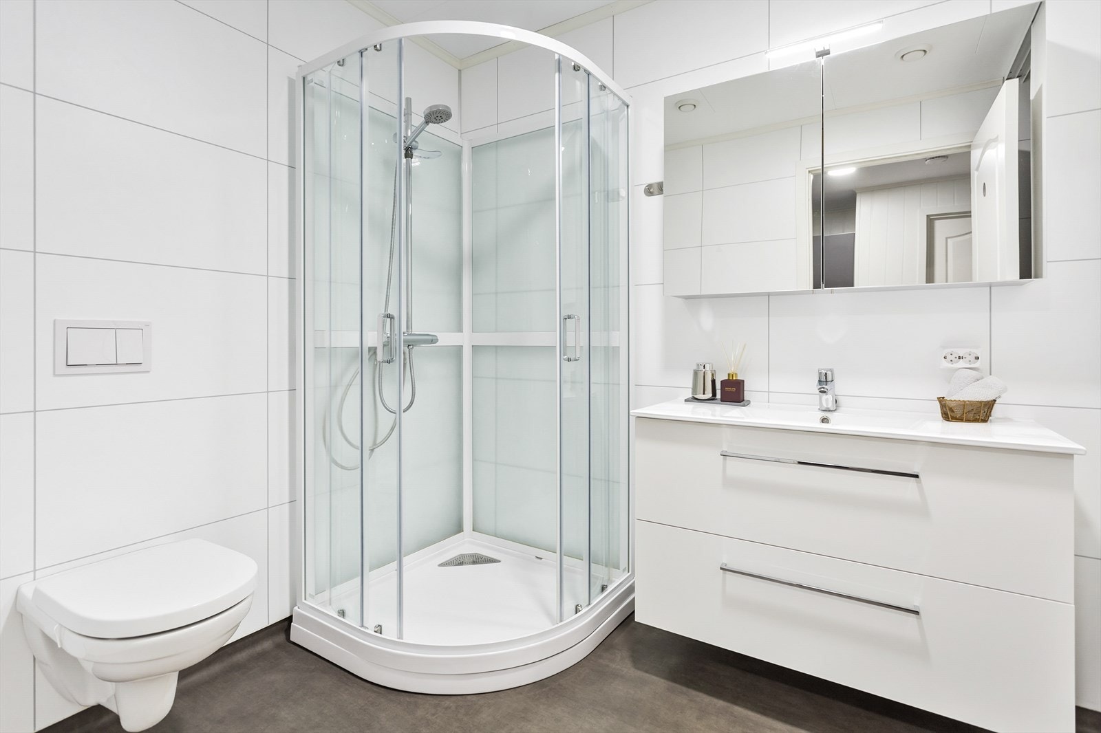 På badet er det varmekabler og belegg på gulv, baderomsplater på vegg Galleribilde