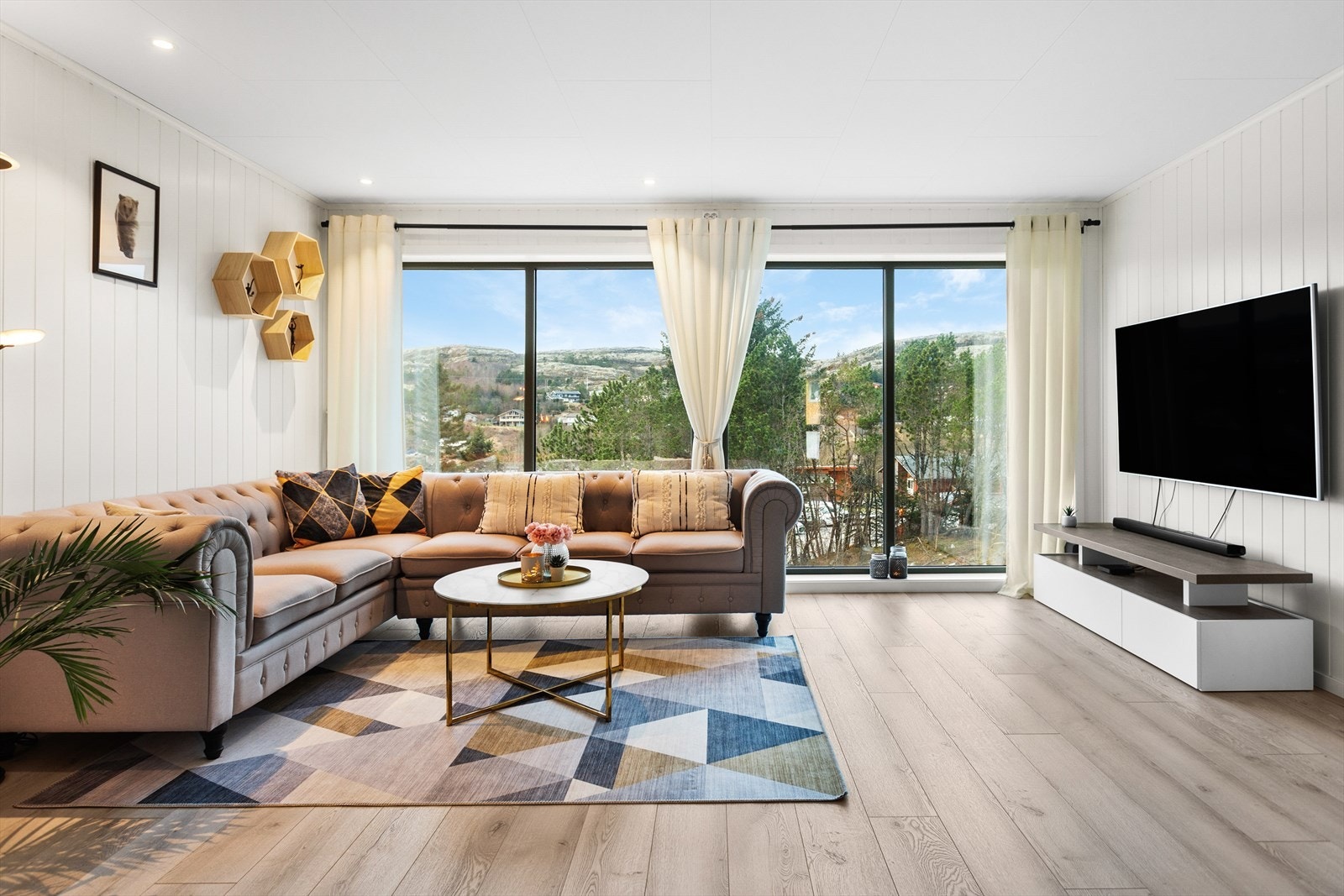 Tv stuen i 2. etg er på 30 kvm, med store vindusoverflater som gir et flott lys inn i rommet Galleribilde