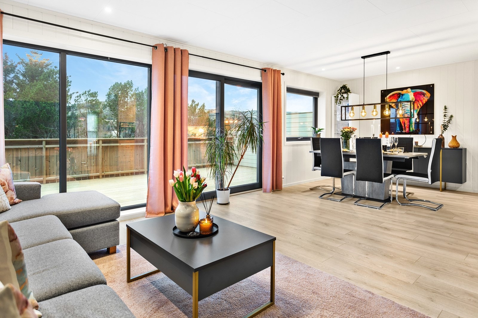 Store vindusflater gir et godt lysinnslipp Galleribilde