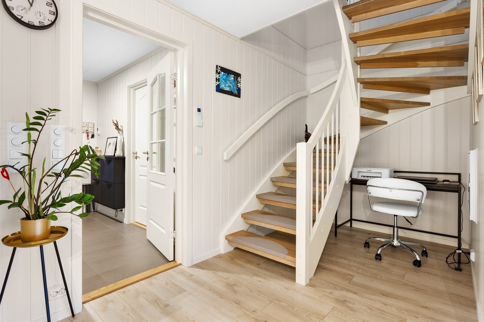 Eier har innredet en kontorplass under trappa, flott utnyttelse av arealet Galleribilde