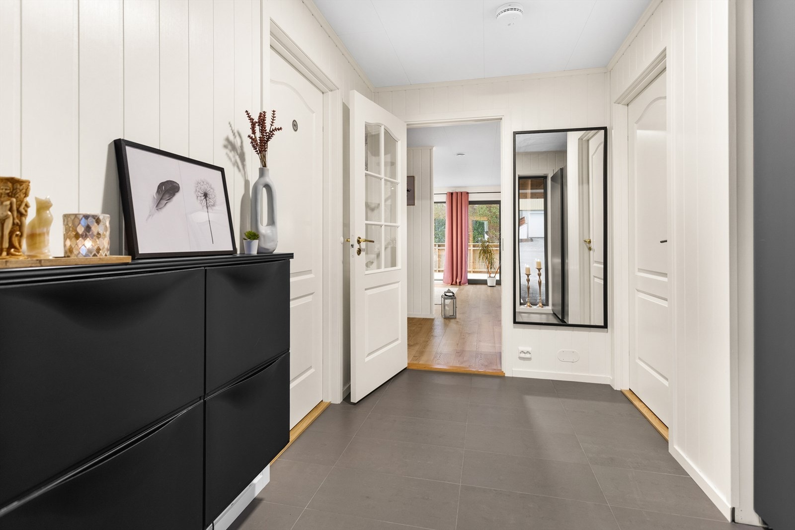 1. etg består av entre, rom/bod, bad, stue og kjøkken med utgang til veranda Galleribilde