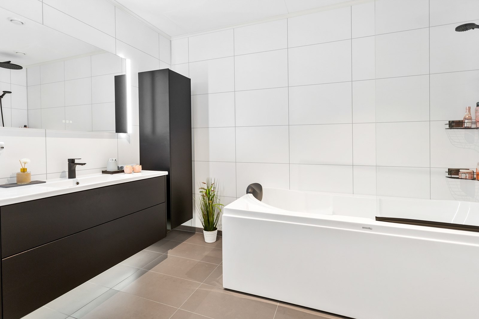 Et stilig baderom og innredning med innbygde høytalere Galleribilde