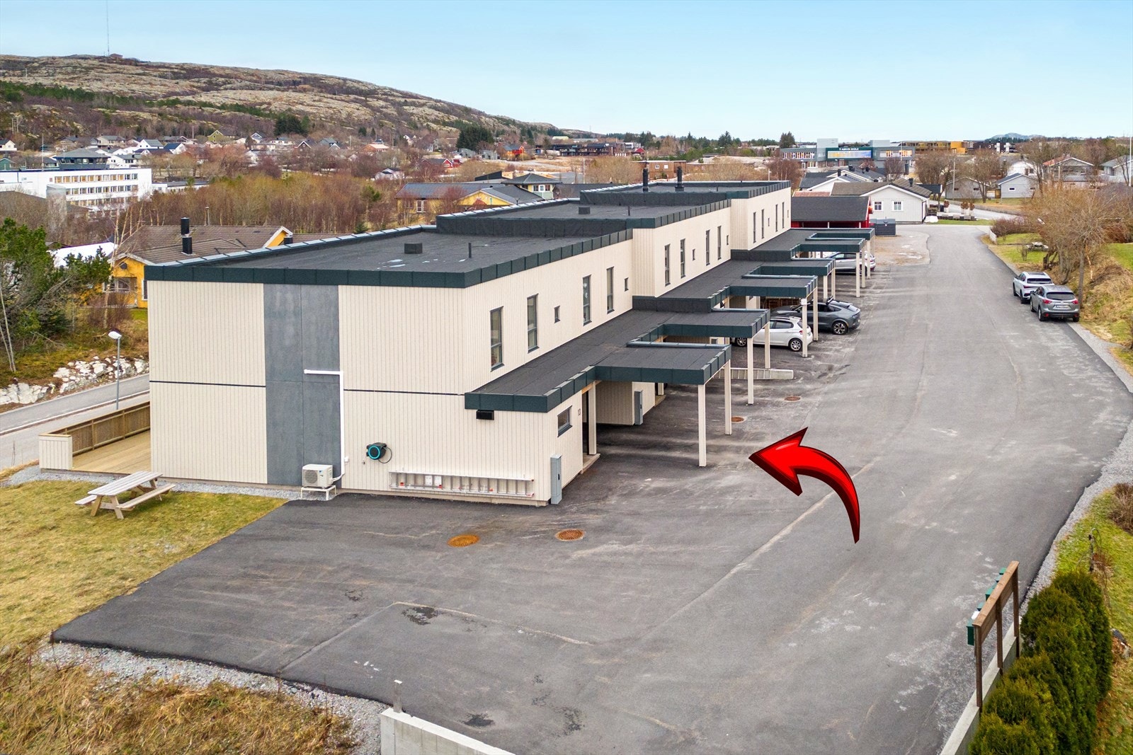 Gårdplassen er asfaltert Galleribilde