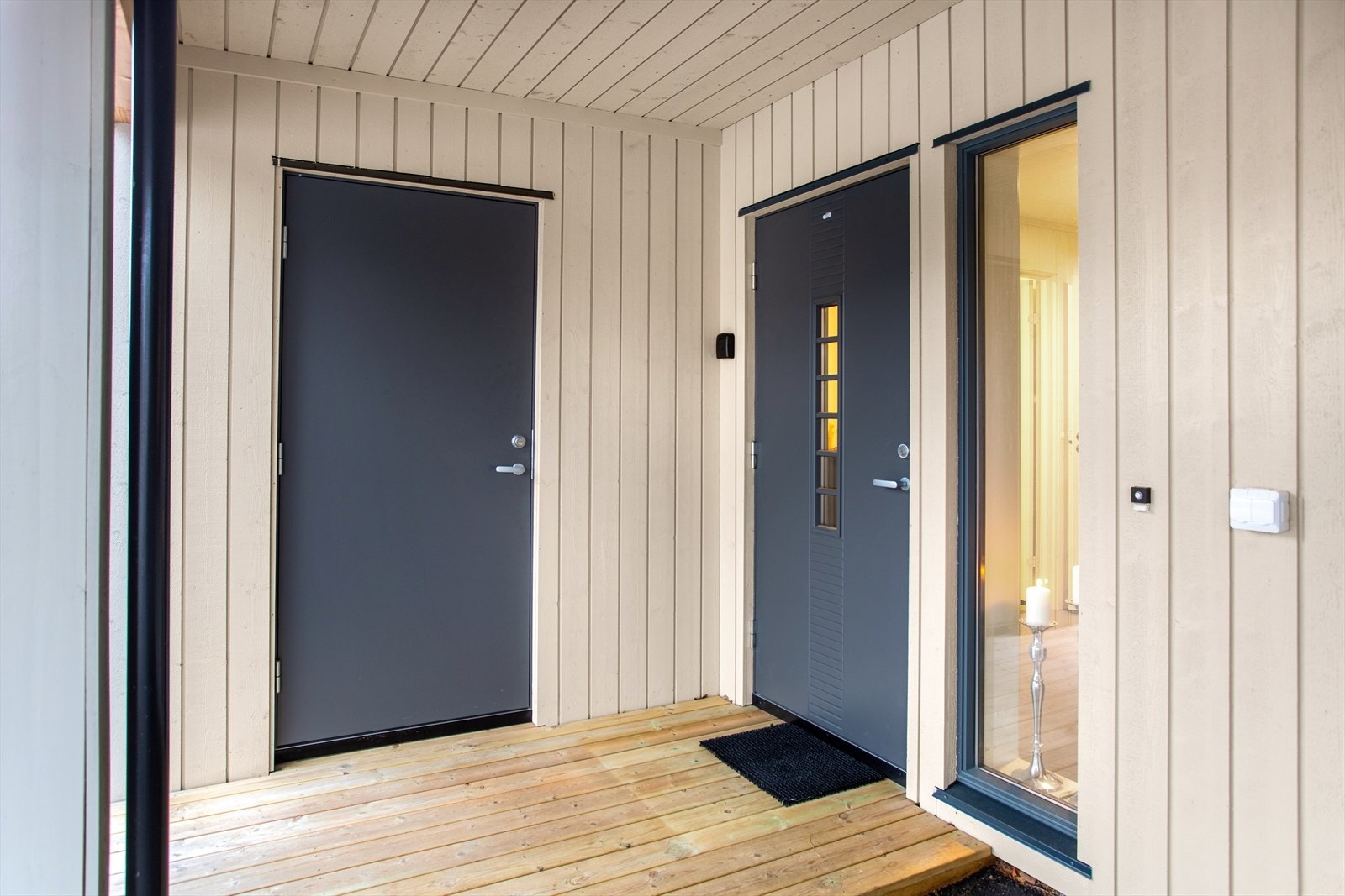 Hoveddør inn til boligen og dør til boden Galleribilde