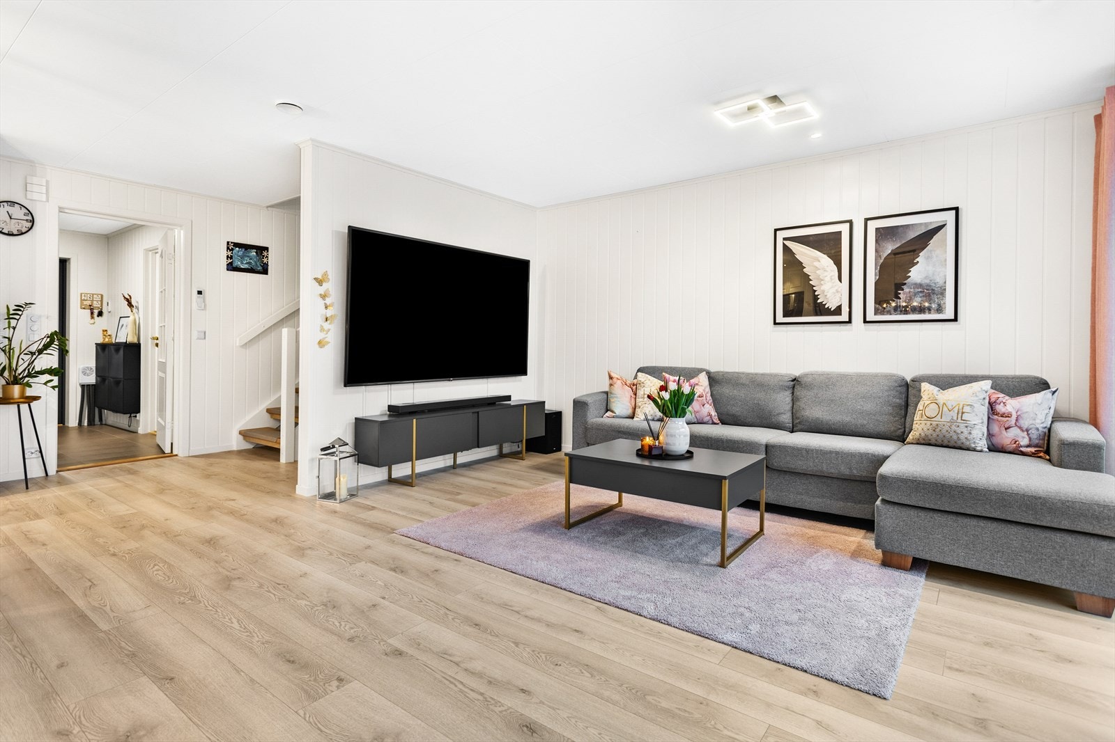 Vegg mellom stue og trapp gir en lun avskjerming Galleribilde