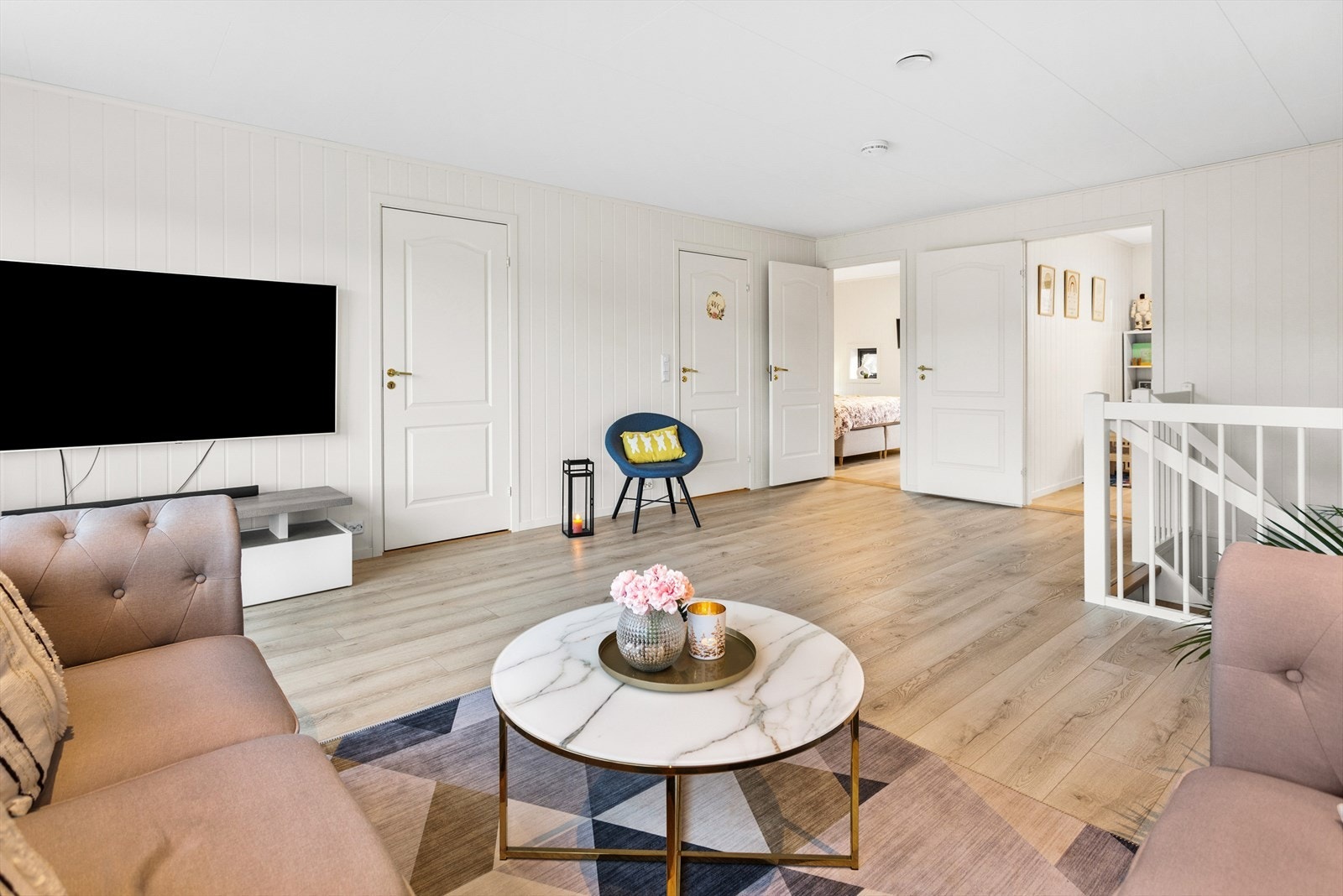 På loftet er det tre soverom, loftstue og et bad Galleribilde