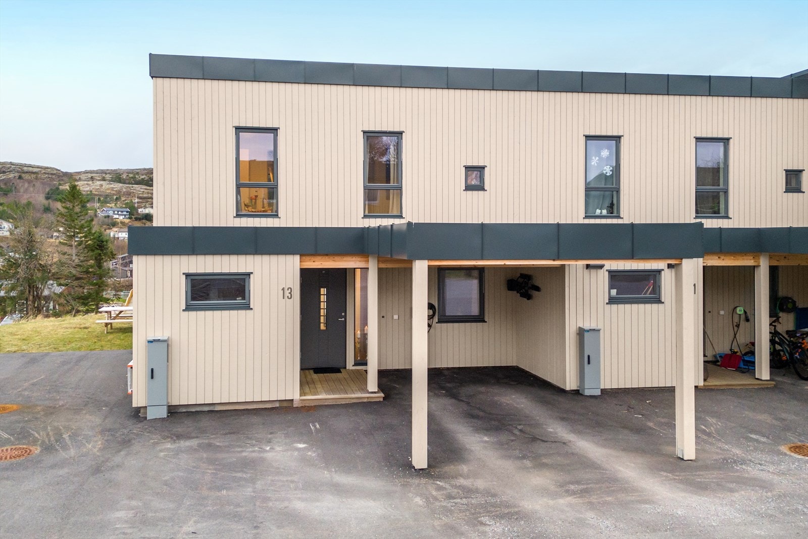 Takoverbygd inngangsparti med carport og utvendig bod Galleribilde