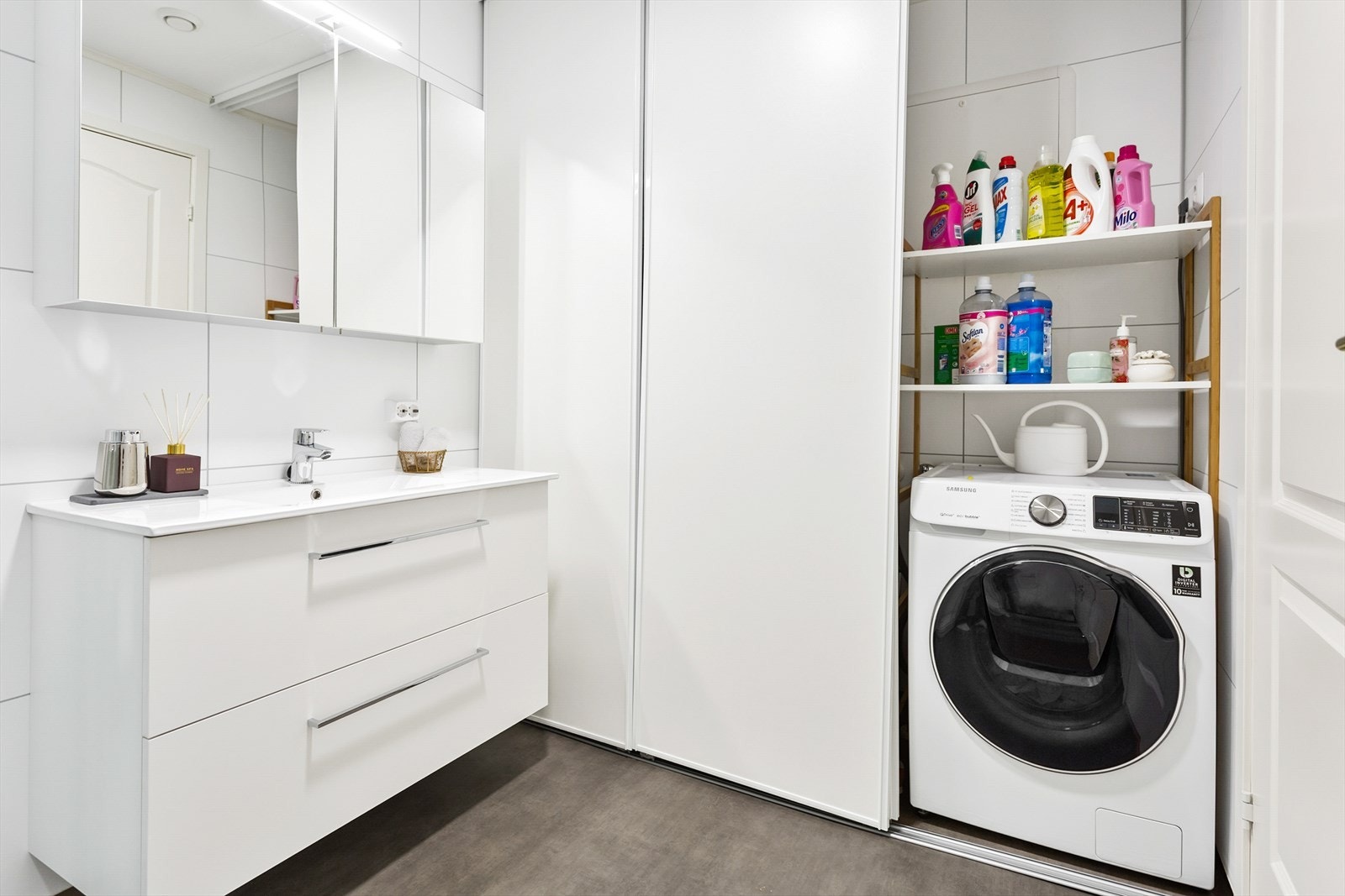 Vaskemaskin og varmtvannstank er gjemt bak en plassbygd skyvedørsgarderobe, som gir et meget ryddig inntrykk Galleribilde