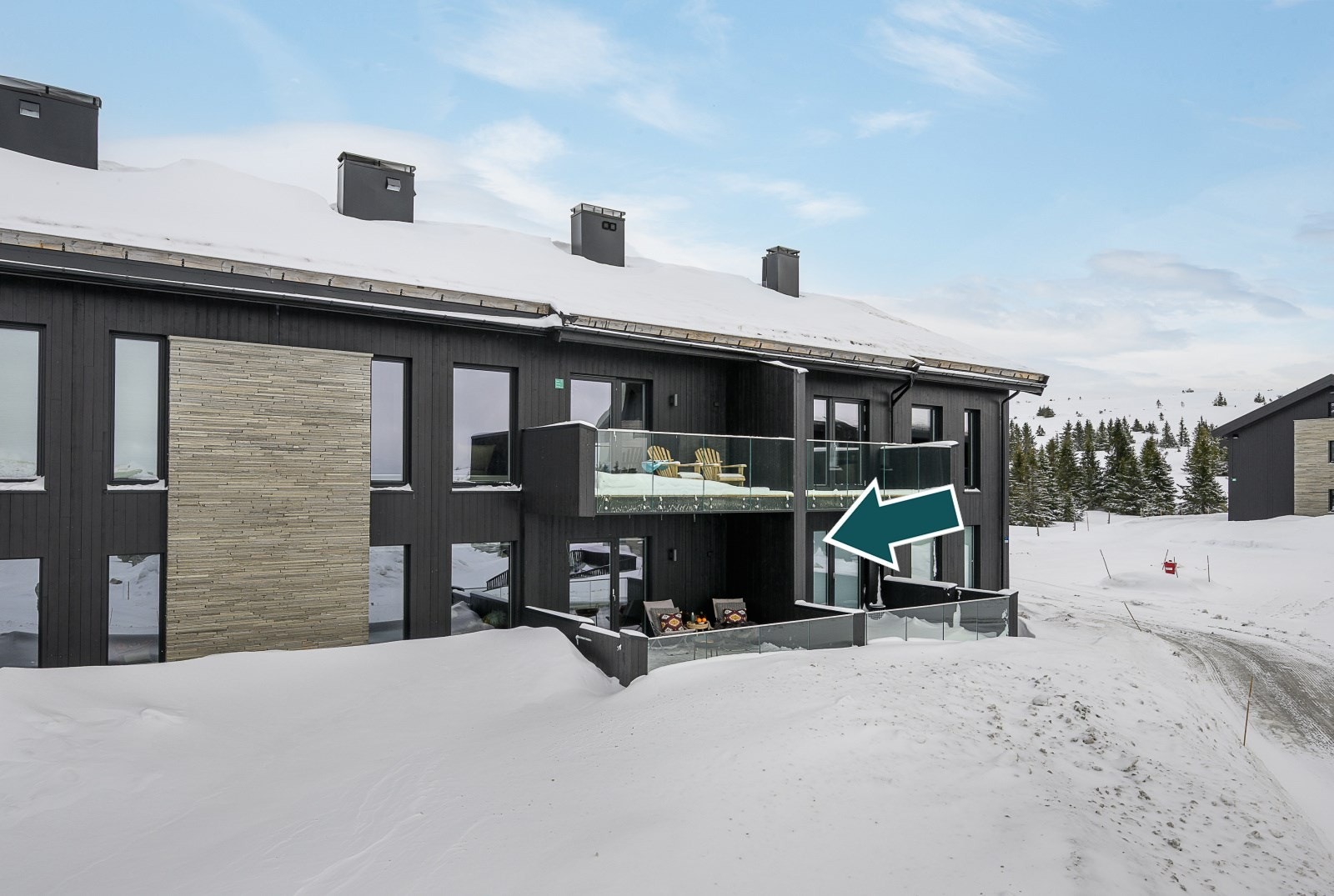 Leiligheten ligger på bakkeplan med vestvendt terrasse. Galleribilde