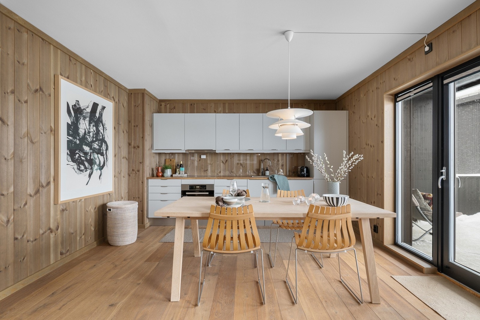 Innredningen har stilrene hvite fronter og en solid benkeplate i heltre. Over benkeplaten er det glassplate og god belysning. Galleribilde